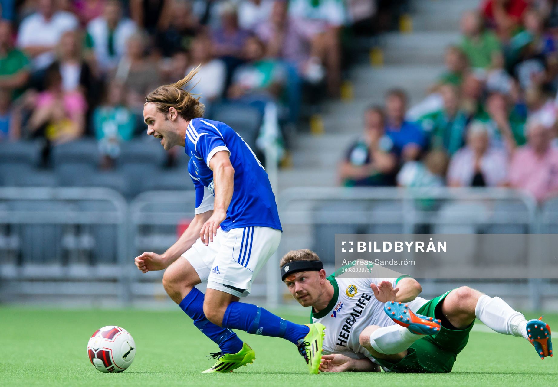 Hammarbys Thomas Guldborg Christensen faller i en duell med