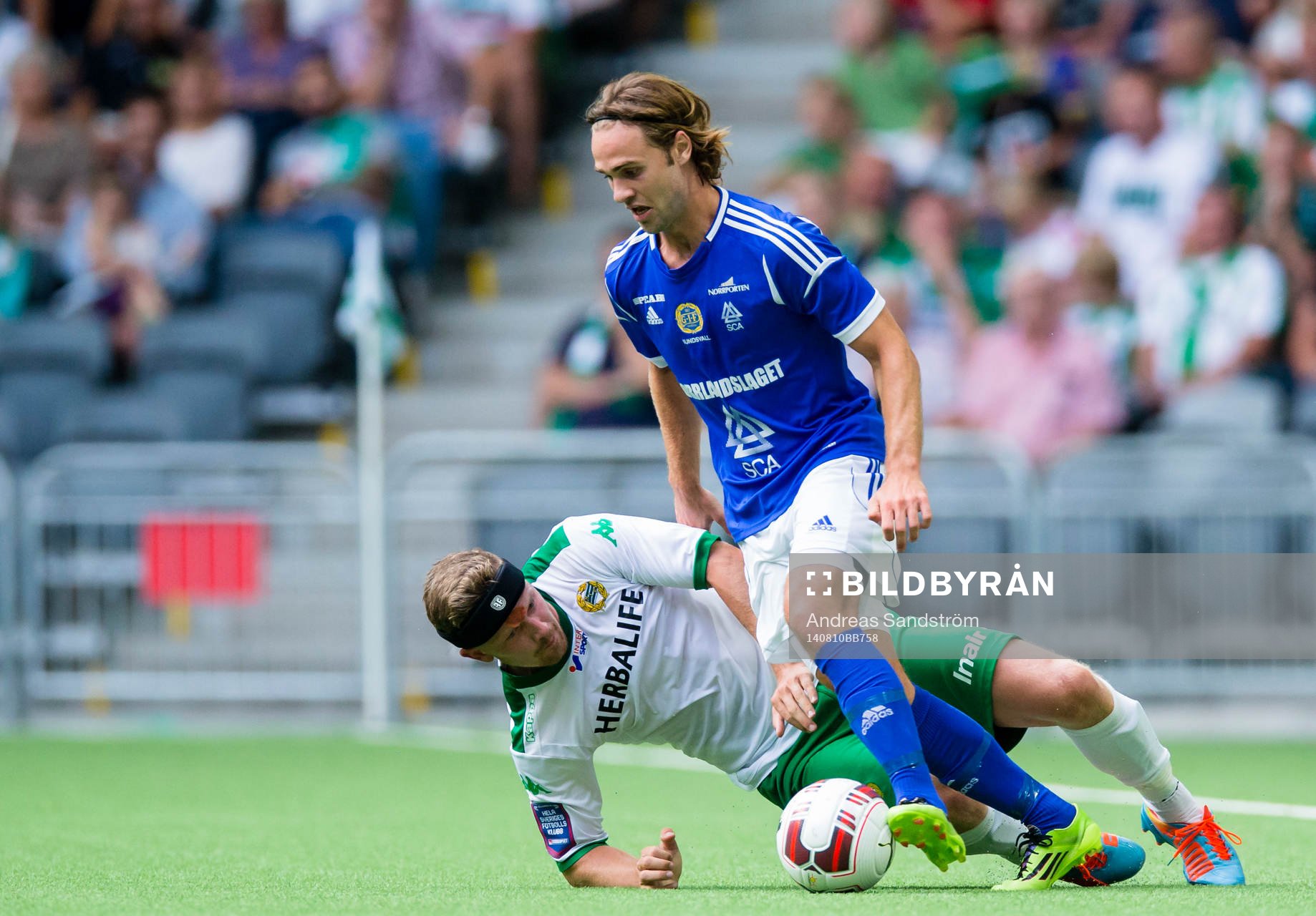 Hammarbys Thomas Guldborg Christensen faller i en duell med