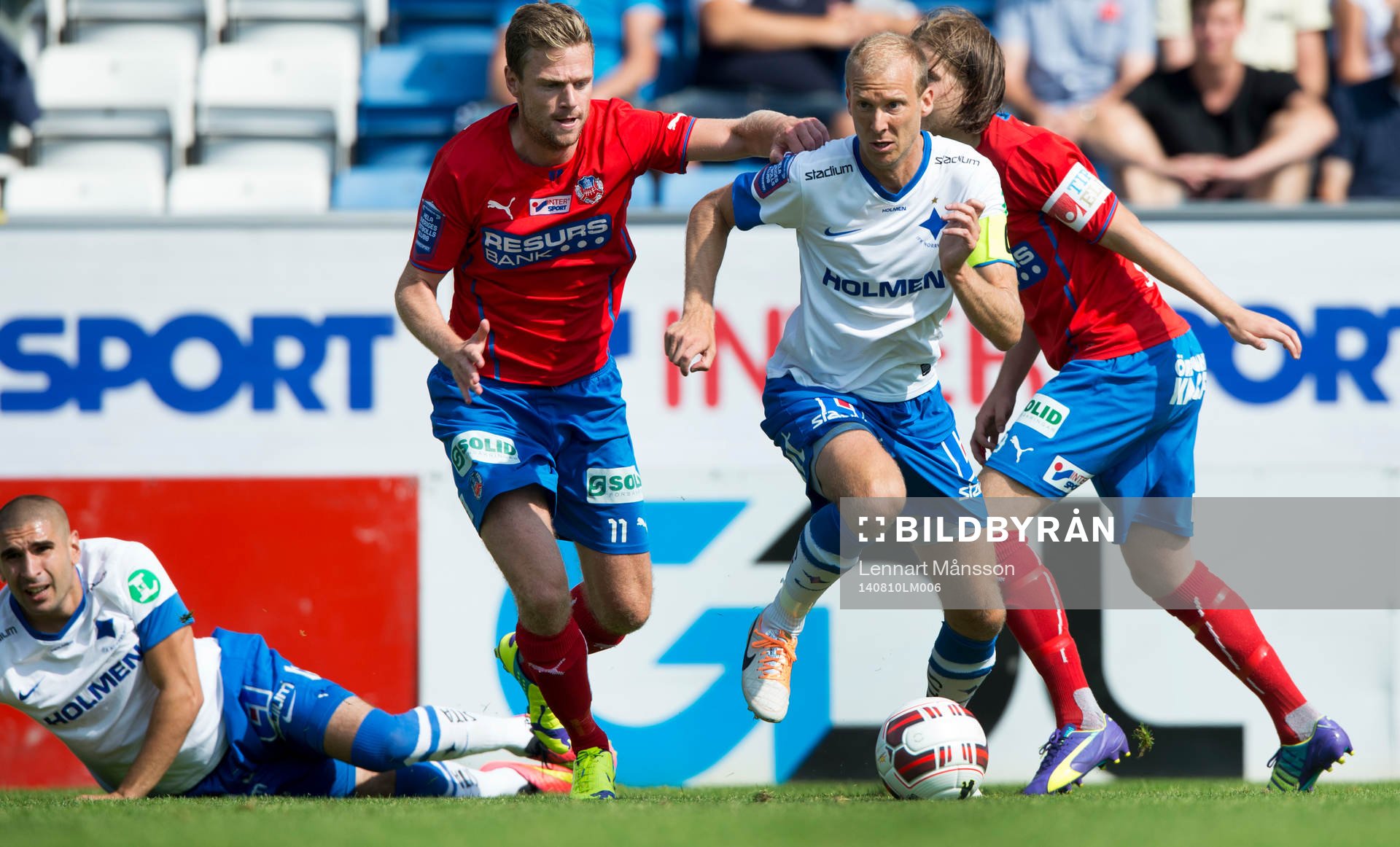 Helsingborgs Mikael Dahlberg och Darijan Bojanic jagar