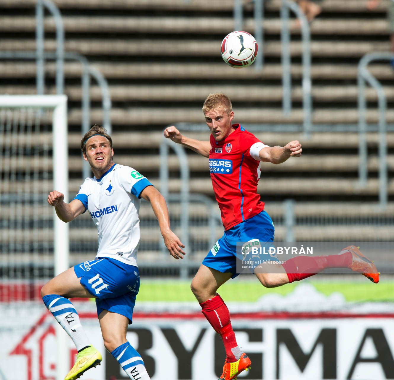 Helsingborgs Peter Larsson mot Norrköpings Christoffer Nyman i matchen i allsvenskan mellan Helsingborg och Norrköping i Helsingborg 10 augusti 2014.