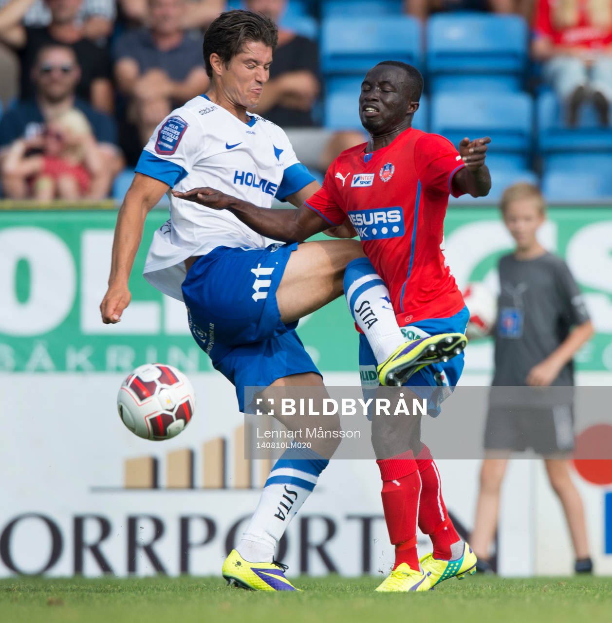 Helsingborgs Emmanuel Boateng får ett knä i magen av