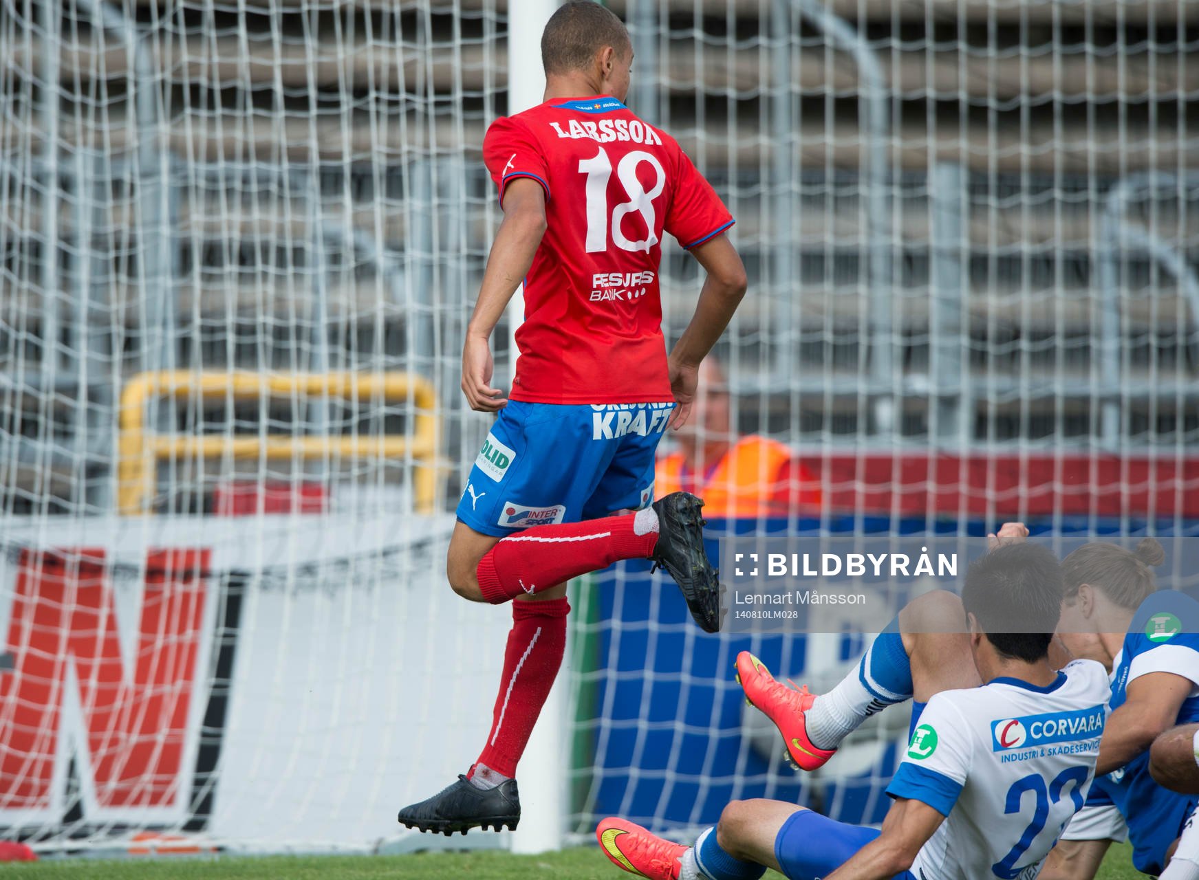 Helsingborgs Jordan Larsson nära rulla in bollen och bli
