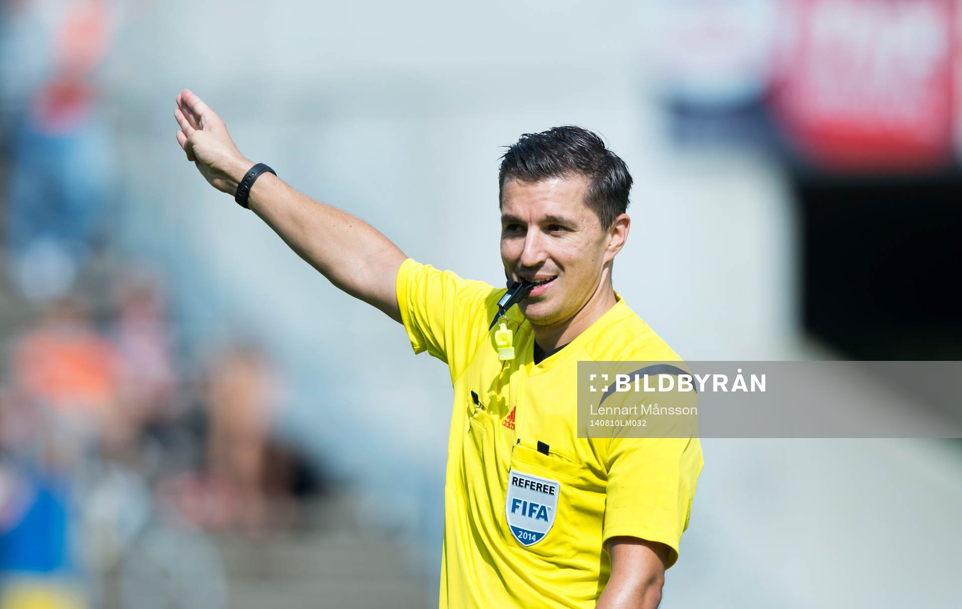 Domaren Bojan Pandzic i matchen i allsvenskan mellan