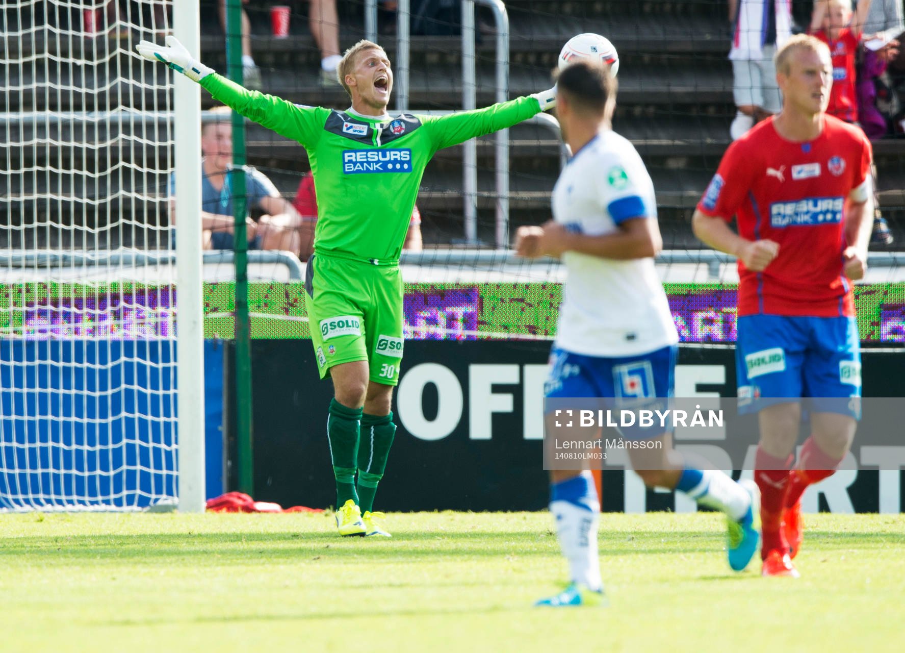 Helsingborgs målvakt Pär Hansson manar på sina mannar i