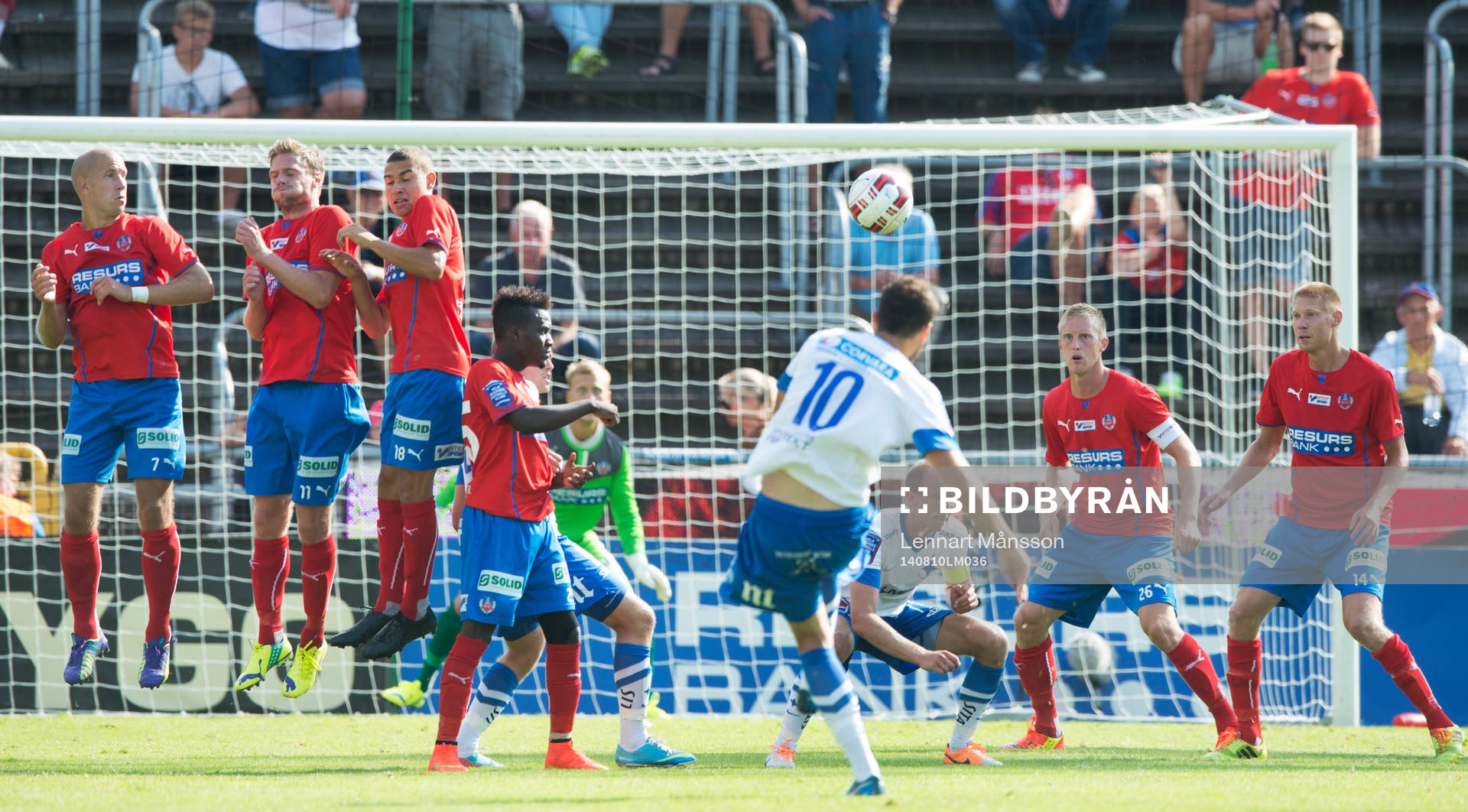  Norrköpings Emir Kujovic skjuter frispark i matchen i allsvenskan mellan Helsingborg och Norrköping i Helsingborg 10 augusti 2014.