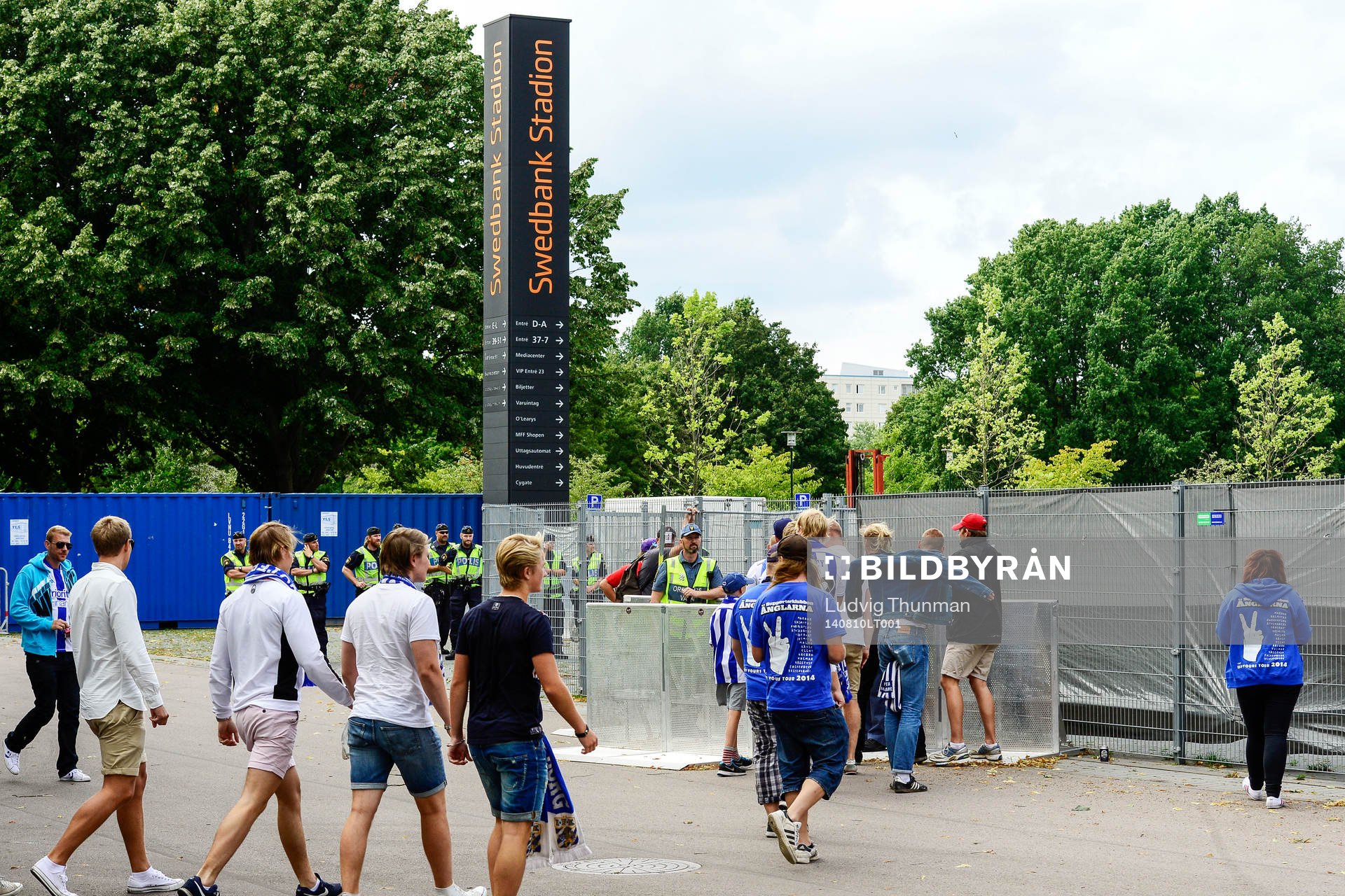IFK Göteborgs supportrar på väg till arenan innan