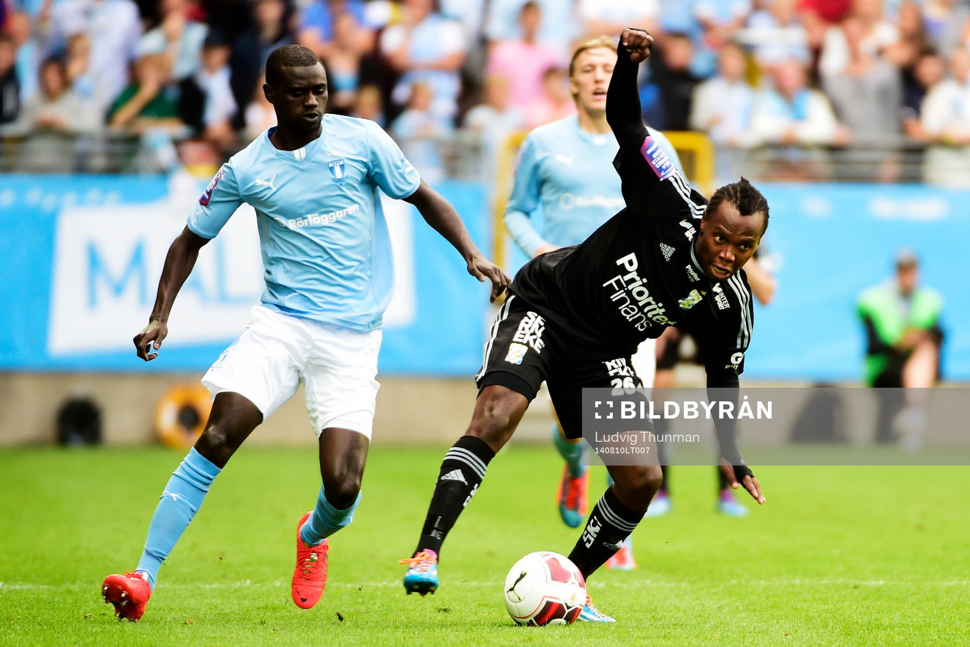 Malmö FFs Enock Kofi Adu och IFK Göteborgs May Mahlangu under matchen i Allsvenskan mellan Malmö FF och IFK Göteborg den 10 augusti 2014 i Malmö.