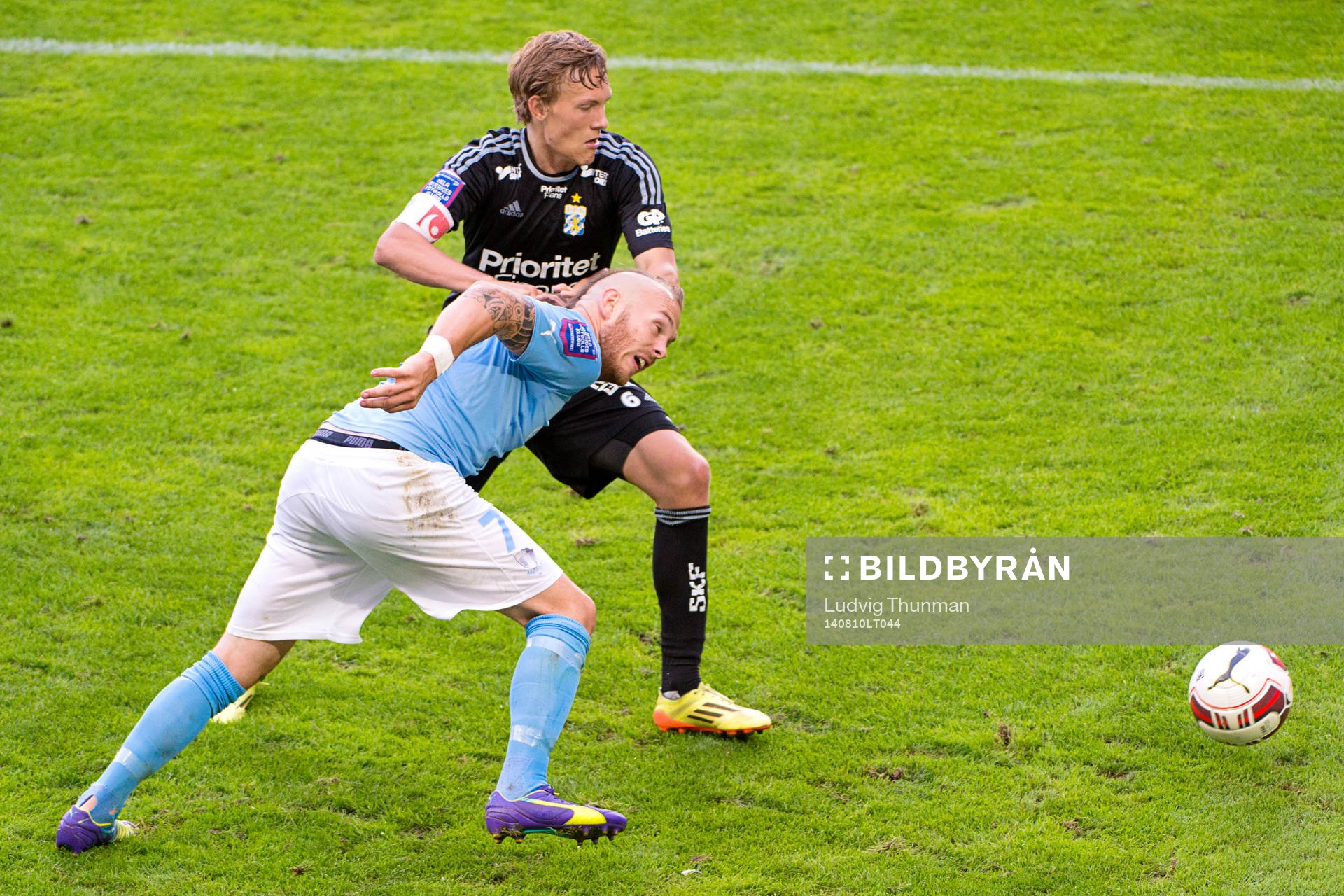 IFK Göteborgs Ludwig Augustinsson i kamp om bollen med