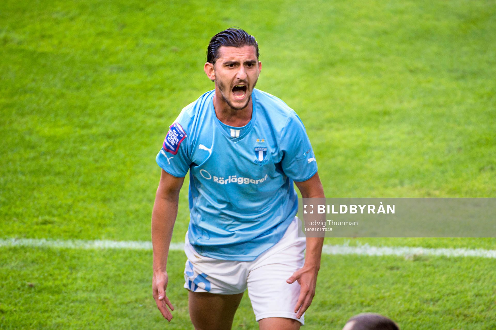 Malmö FFs Agon Mehmeti reagerar på ett domslut