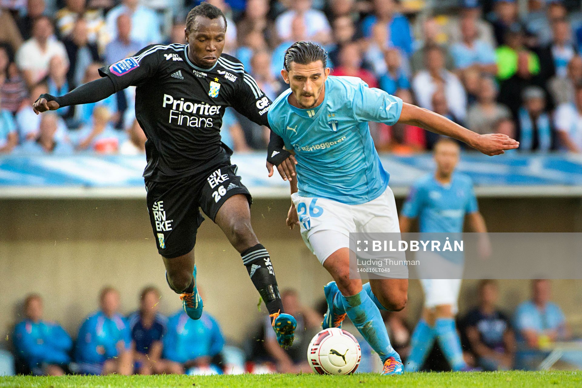 Malmö FFs Agon Mehmeti jagas av IFK Göteborgs May Mahlangu