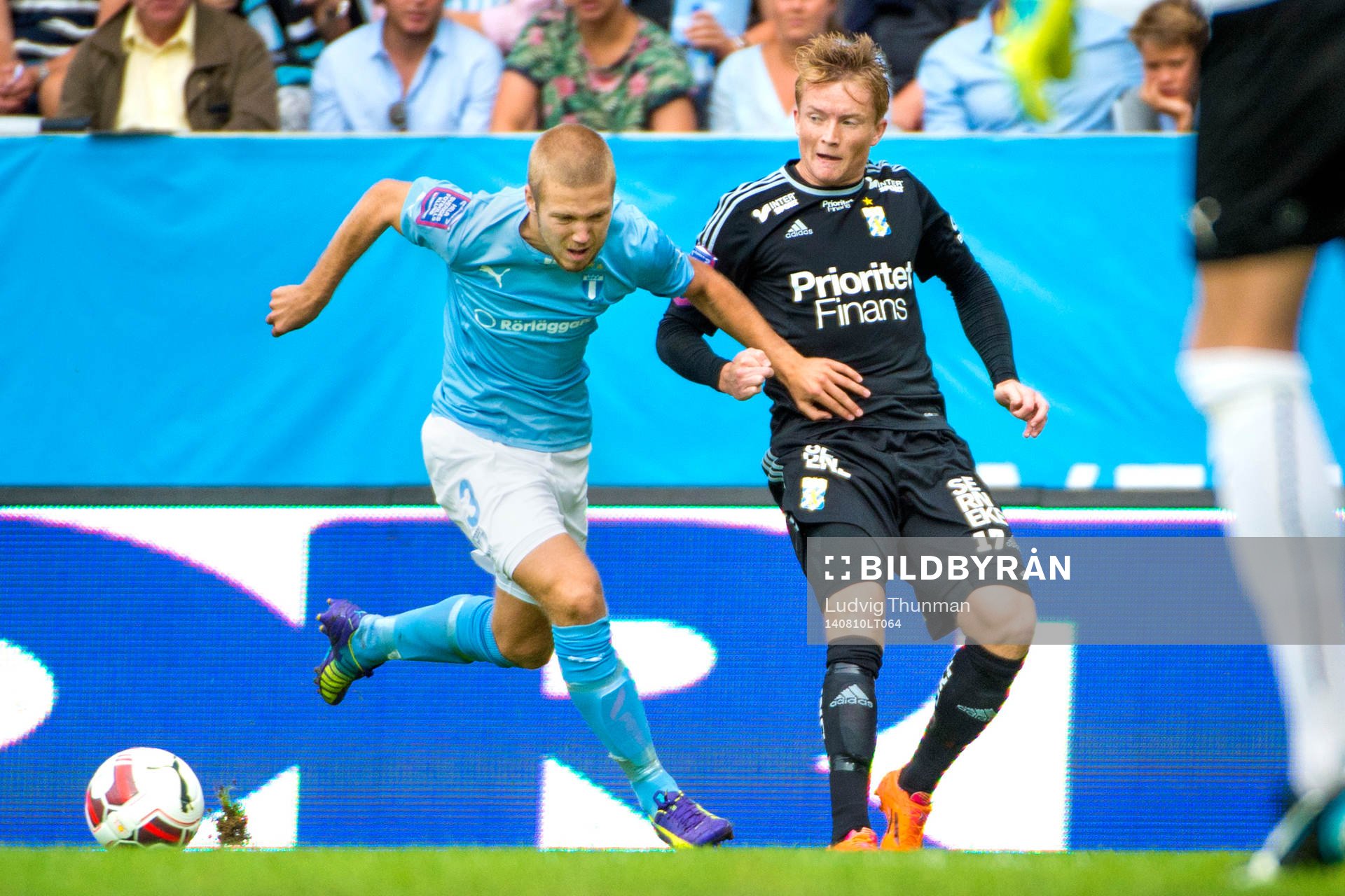 Malmö FFs Anton Tinnerholm jagar IFK Göteborgs Sam Larsson