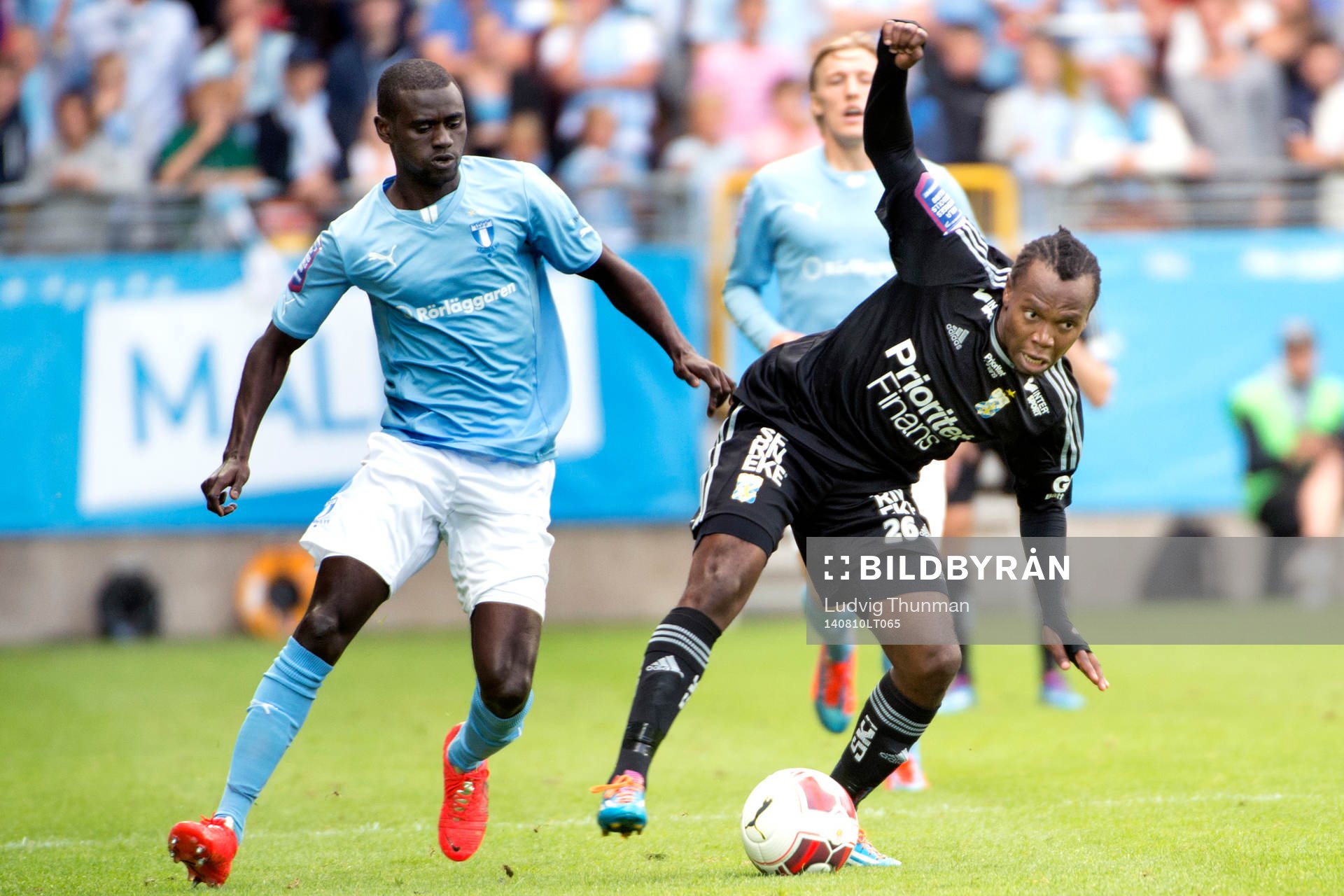 Malmö FFs Enock Kofi Adu jagar IFK Göteborgs May Mahlangu