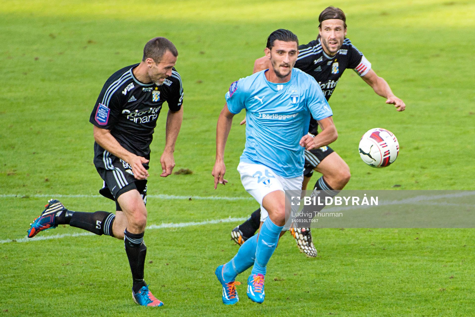 Malmö FFs Agon Mehmeti jagas av Hjalmar Jonsson  och