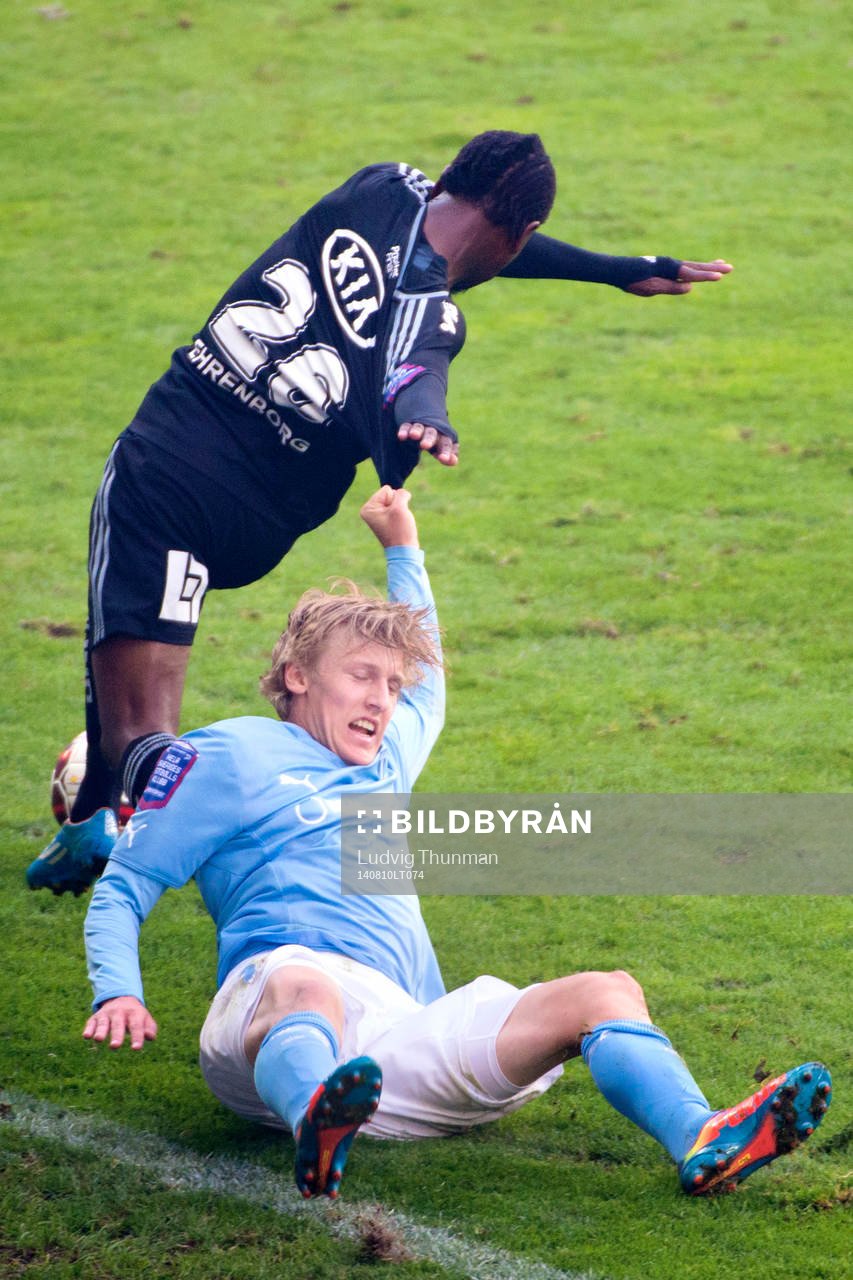 IFK Göteborgs May Mahlangu dras i tröjan av Malmö FFs