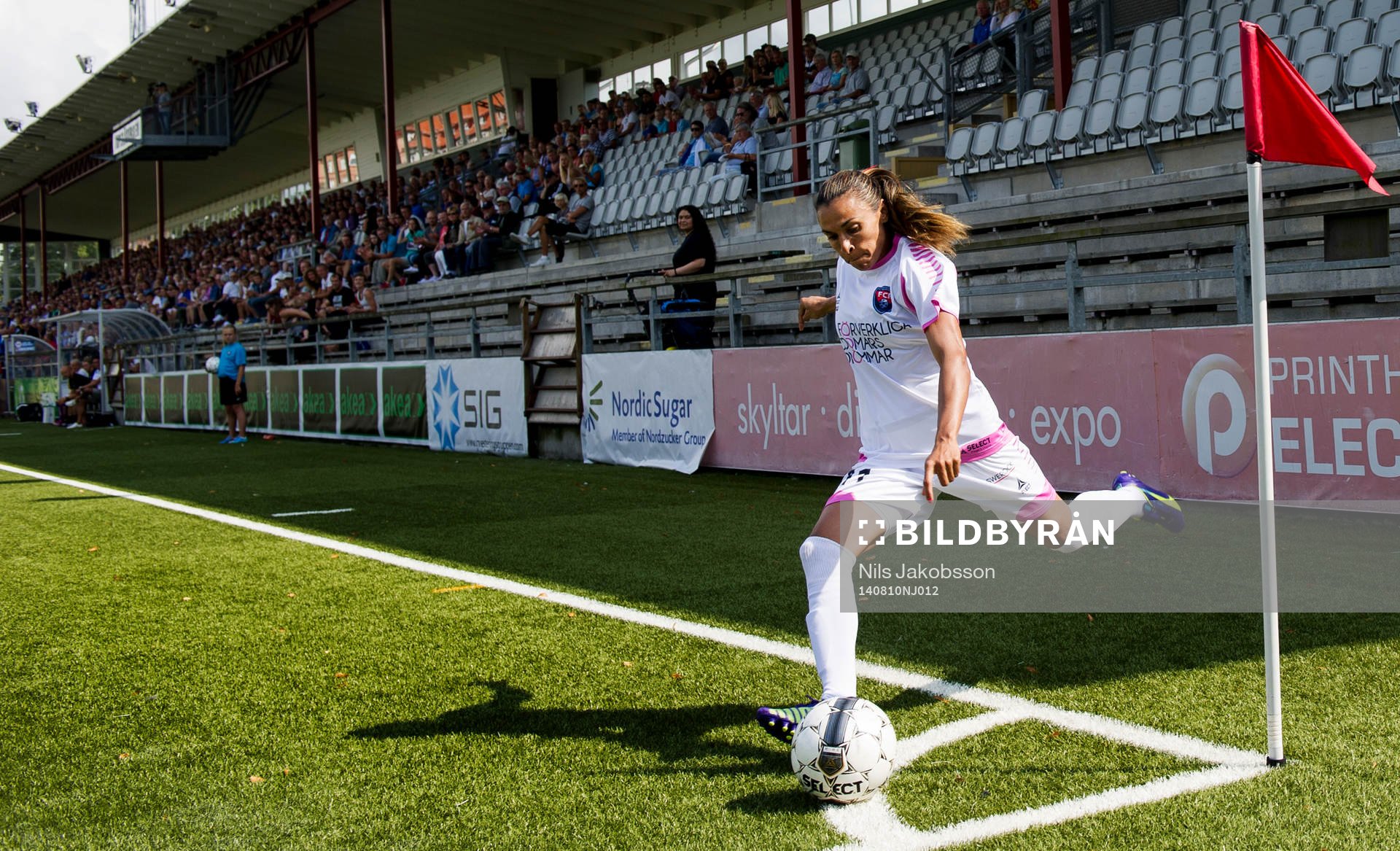 Rosengårds Marta Viera Da Silva lägger en hörna