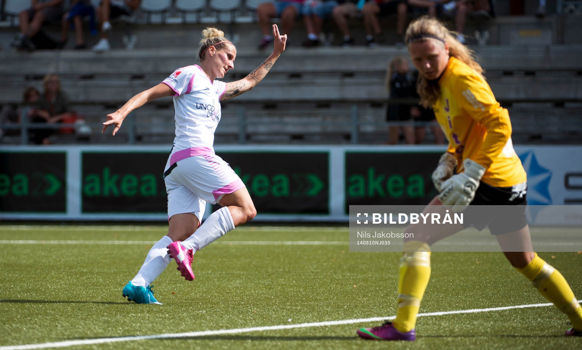 Rosengårds Anja Mittag gör 2-0 och jublar samtidigt som