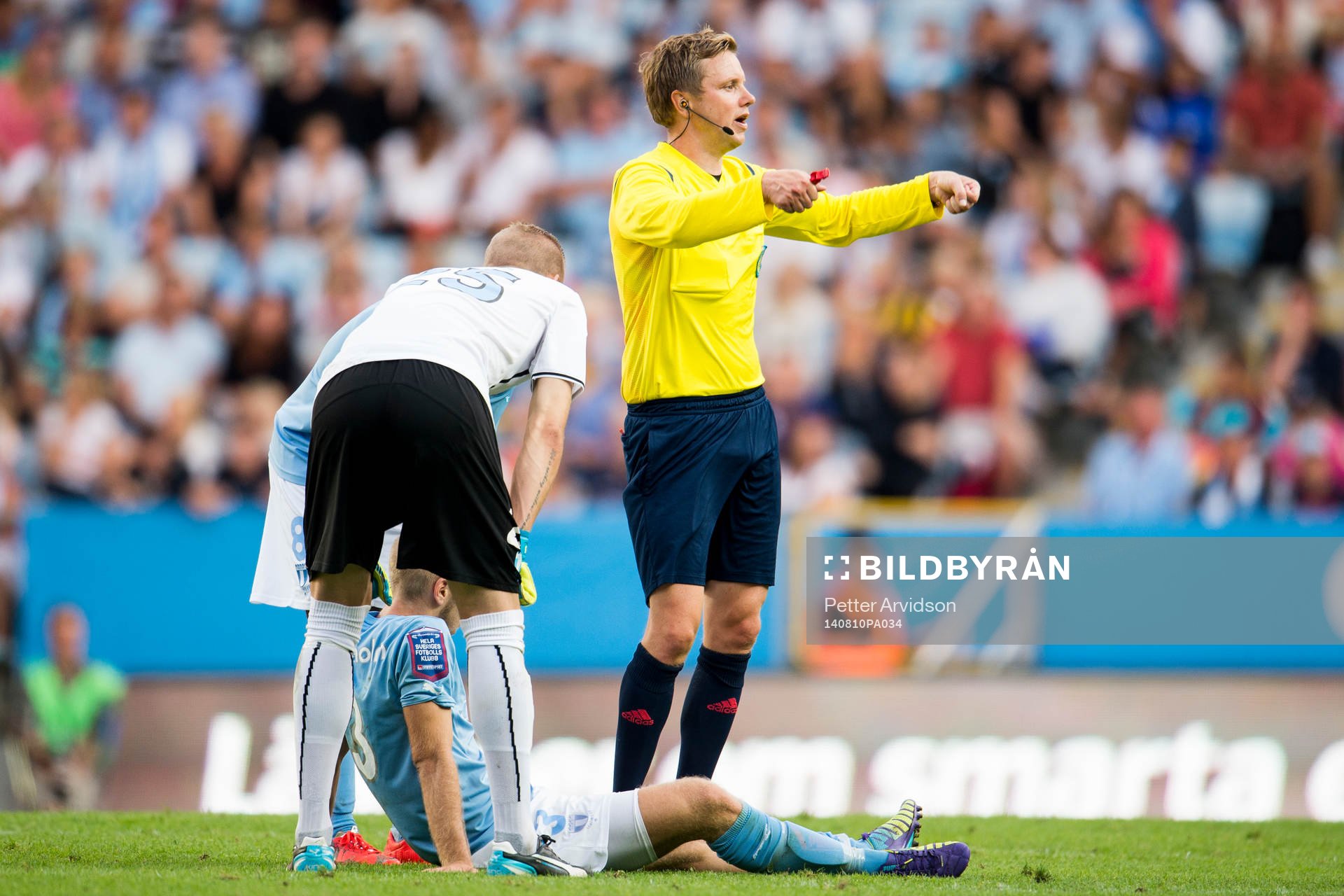 Malmö FFs Anton Tinnerholm sitter ner på planen skadad