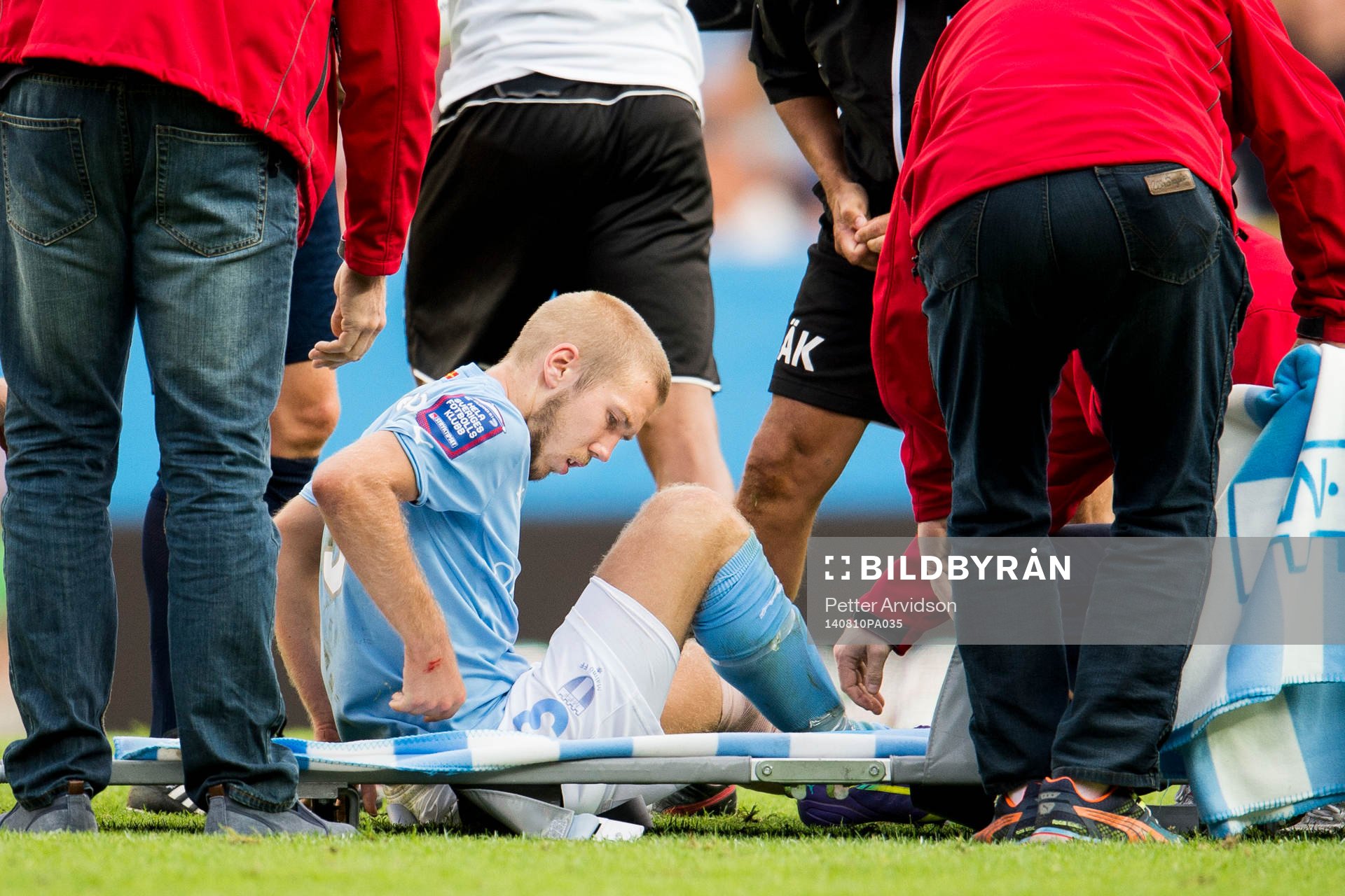 Malmö FFs Anton Tinnerholm bärs av planen med bår