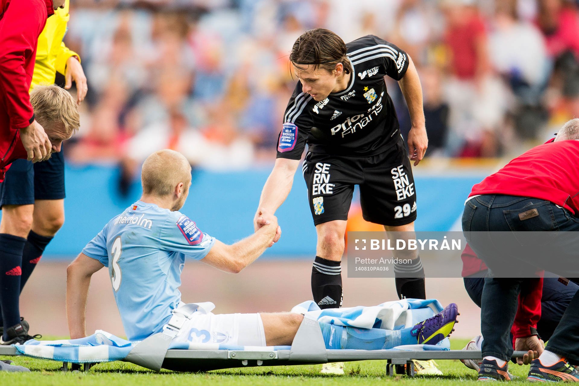IFK Göteborgs Lasse Vibe tar i hand med Malmö FFs Anton