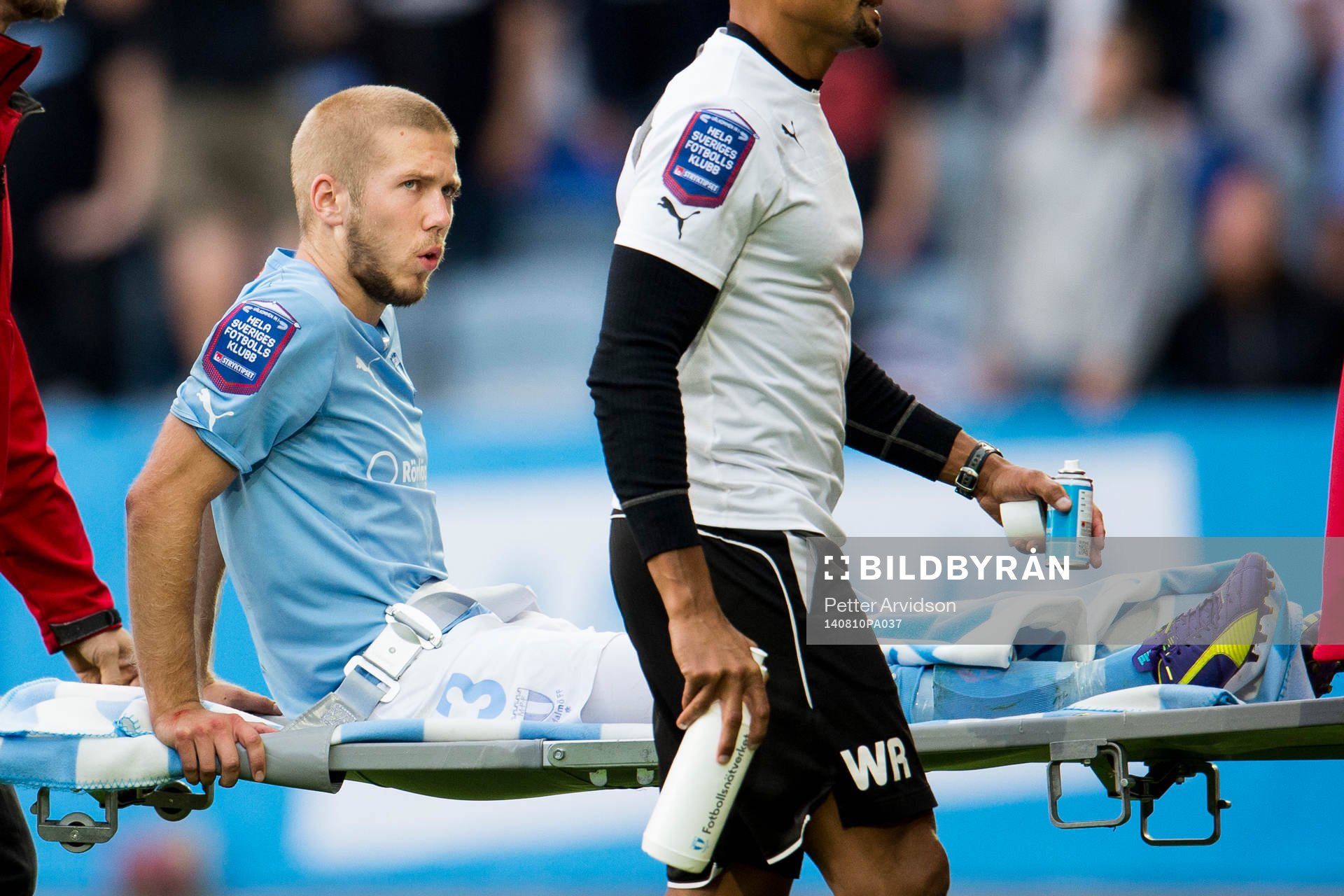 Malmö FFs Anton Tinnerholm bärs av planen med bår