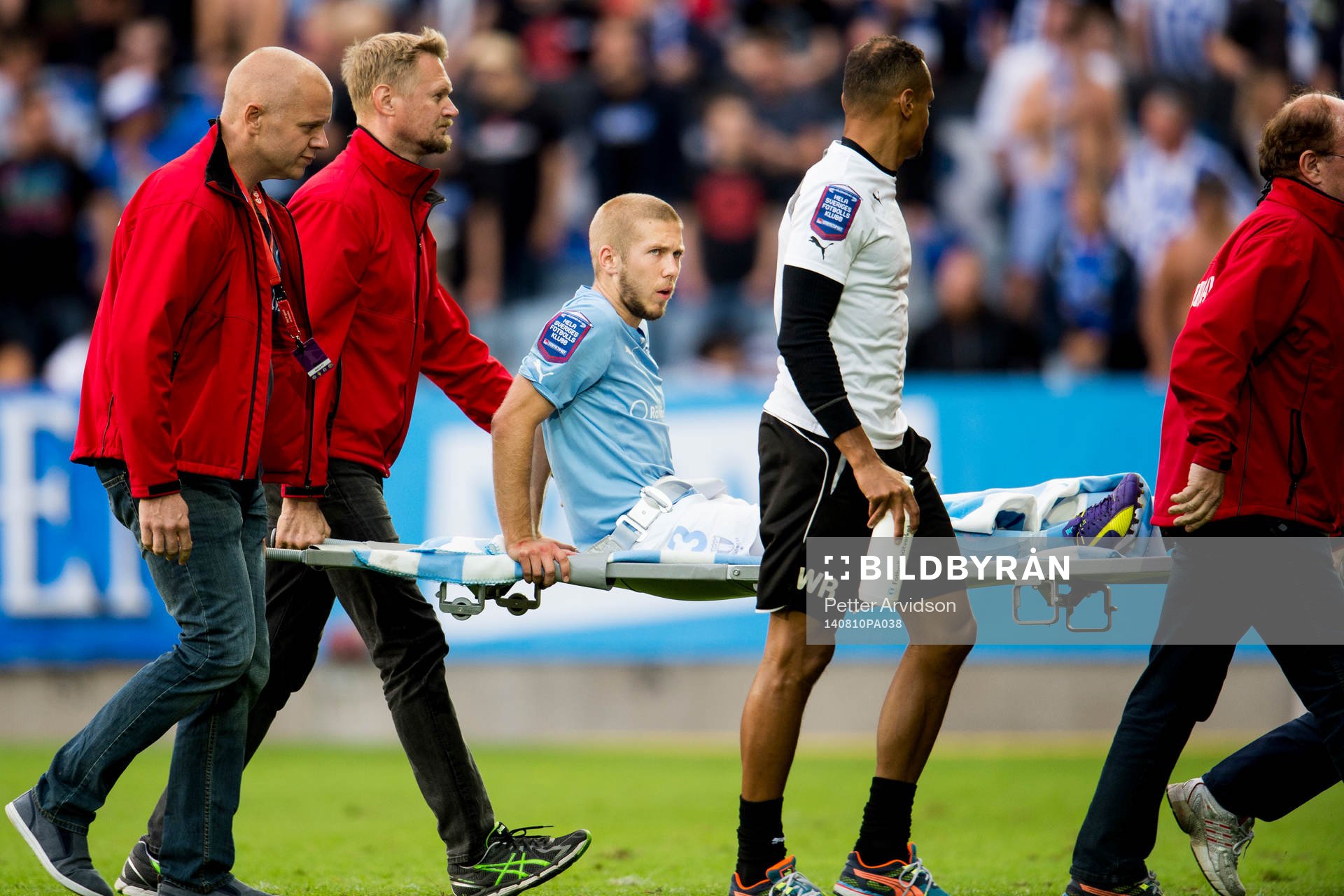 Malmö FFs Anton Tinnerholm bärs av planen med bår