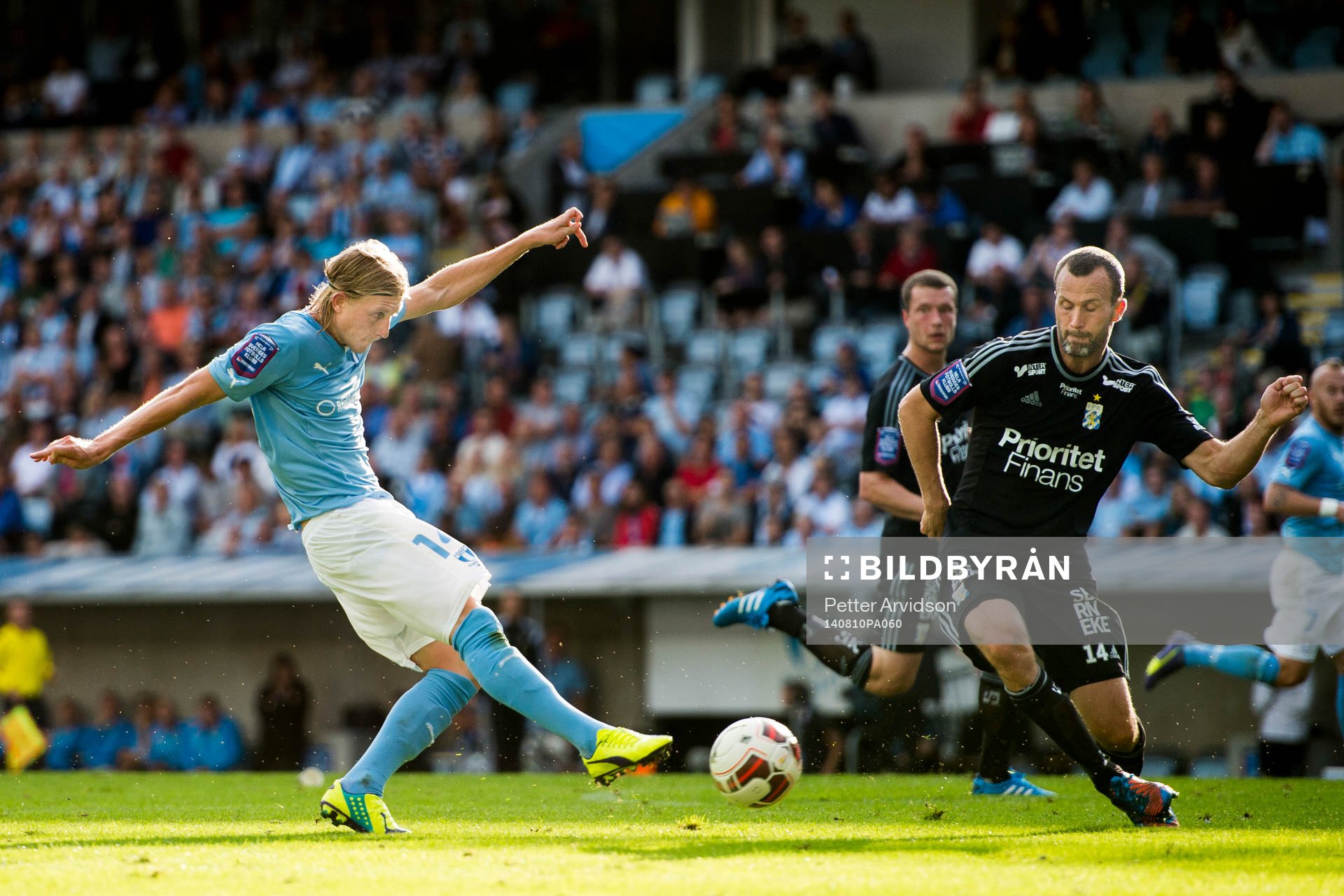 Malmö FFs Simon Kroon testar skott IFK Göteborgs Hjalmar