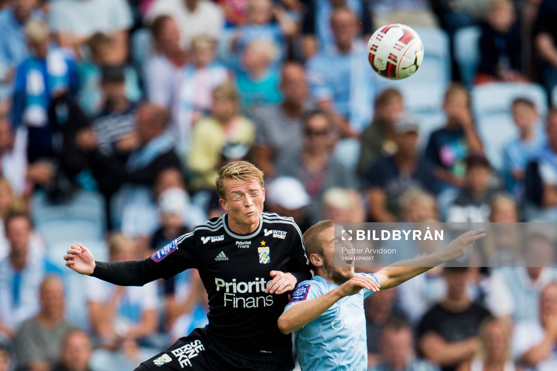 IFK Göteborgs Sam Larsson i nickduell med Malmö FFs Anton Tinnerholm under fotbollsmatchen i Allsvenskan mellan Malmö FF och IFK Göteborg den 10 augusti 2014 i Malmö.