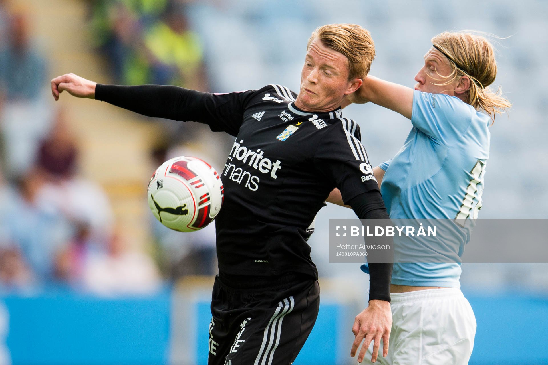IFK Göteborgs Sam Larsson i kamp med Malmö FFs Simon Kroon under fotbollsmatchen i Allsvenskan mellan Malmö FF och IFK Göteborg den 10 augusti 2014 i Malmö.