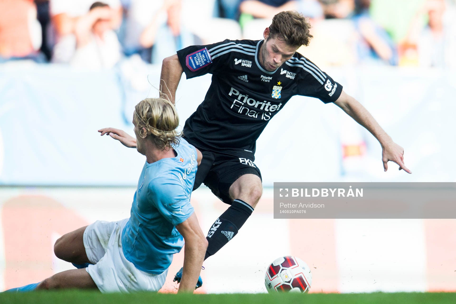Malmö FFs Filip Helander fäller IFK Göteborgs Emil