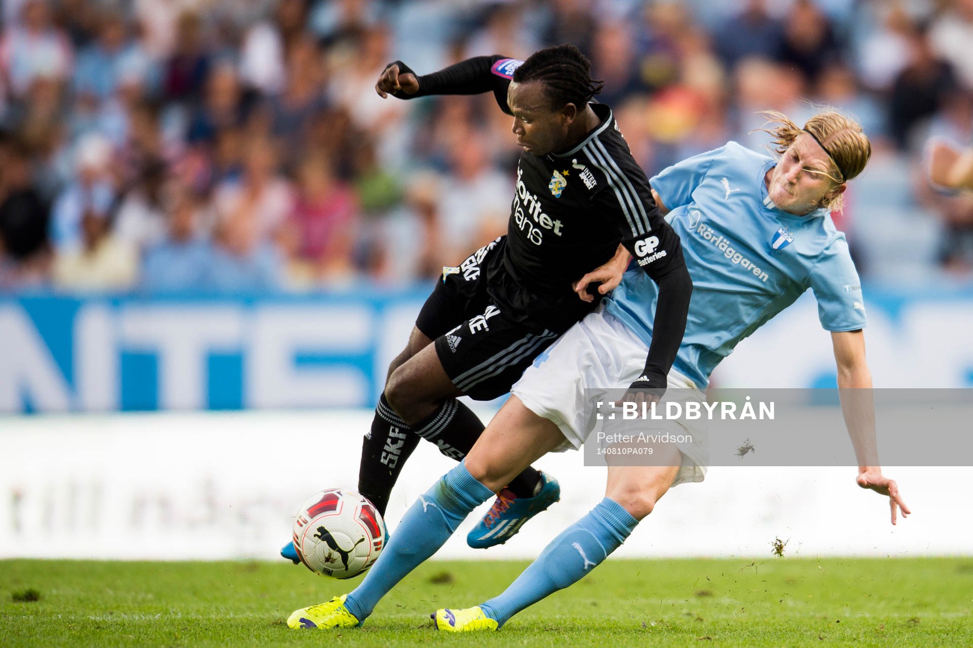 IFK Göteborgs May Mahlangu och Malmö FFs Simon Kroon