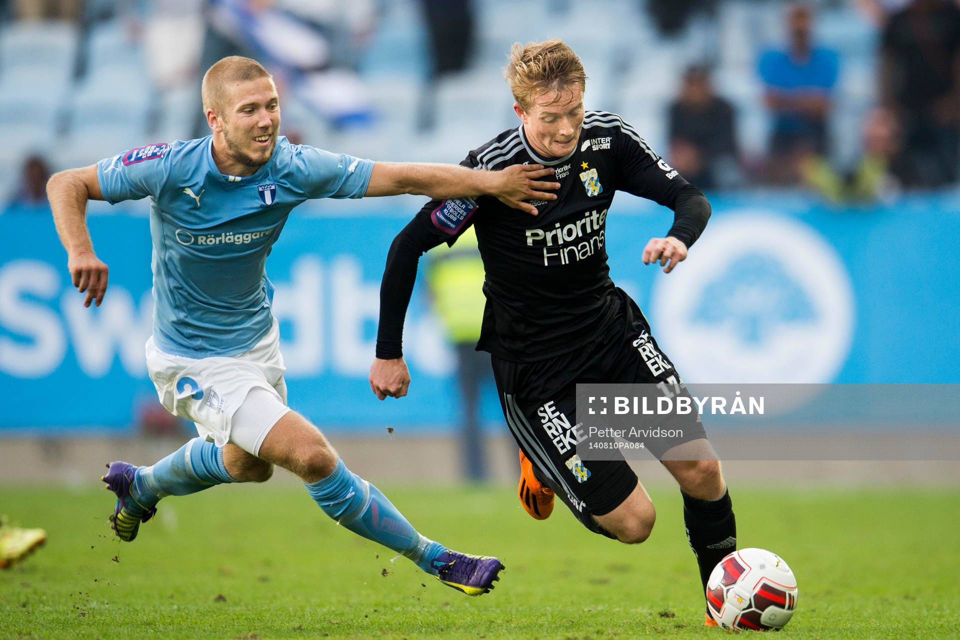 Malmö FFs Anton Tinnerholm jagar IFK Göteborgs Sam Larsson