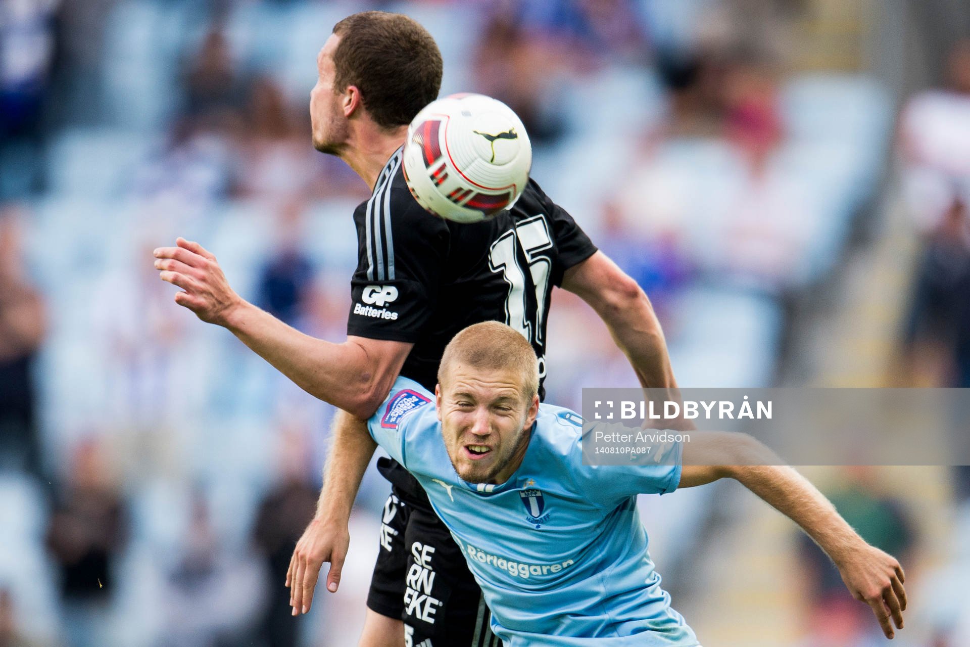 Malmö FFs Anton Tinnerholm i nickduell med IFK Göteborgs Jakob Johansson under fotbollsmatchen i Allsvenskan mellan Malmö FF och IFK Göteborg den 10 augusti 2014 i Malmö.