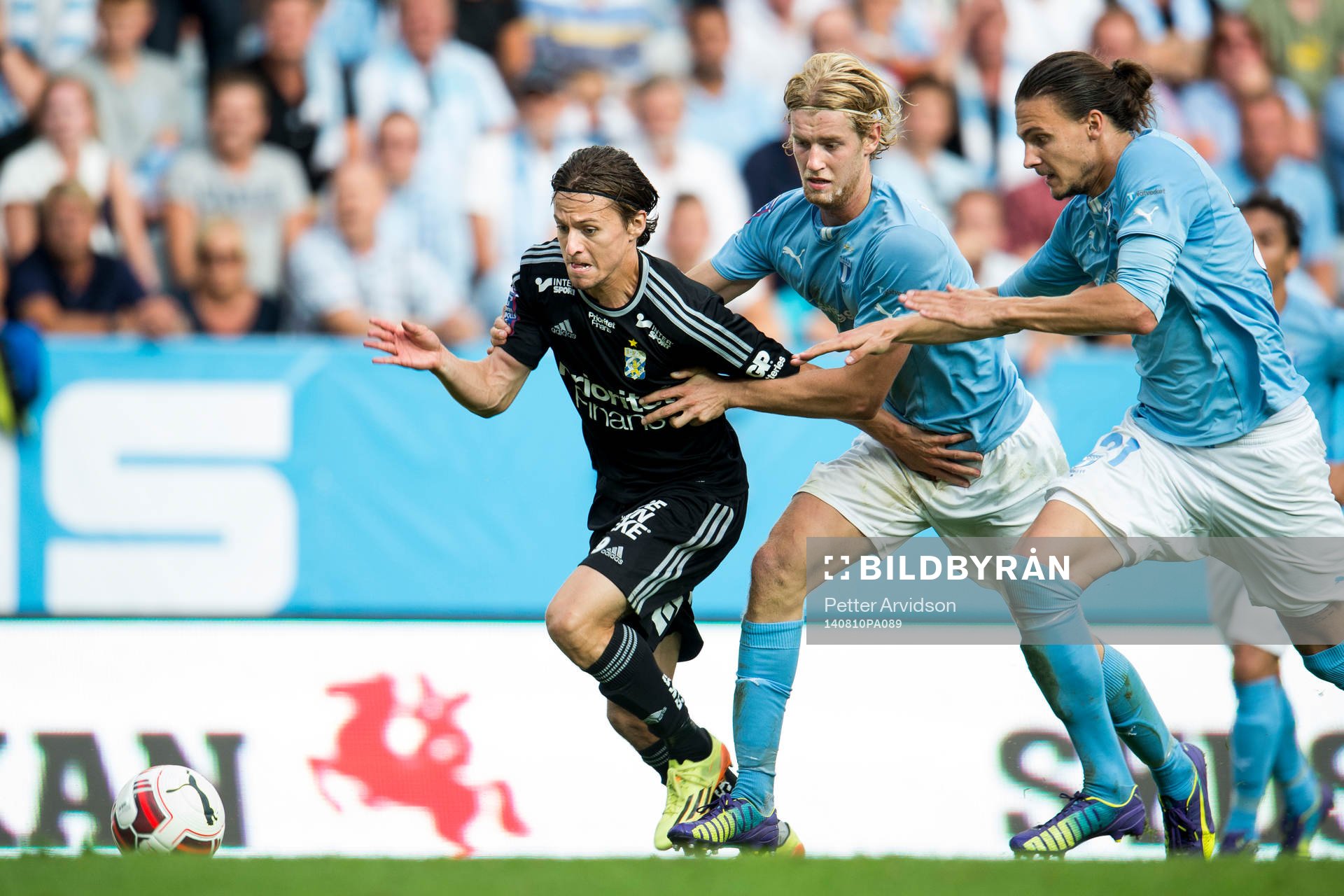 IFK Göteborgs Lasse Vibe jagas av Malmö FFs Filip