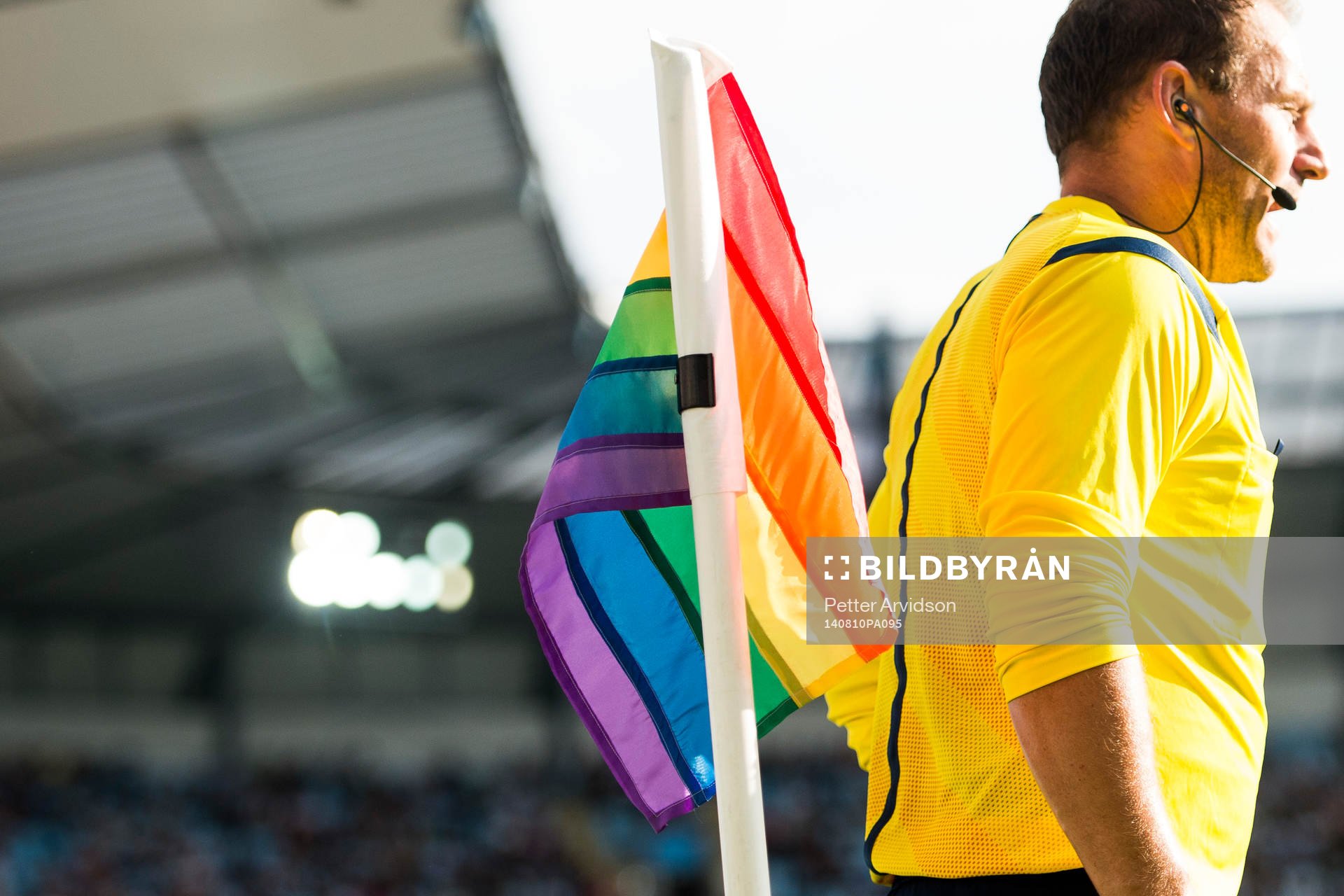 Hörnflaggan i regnbågens färger under fotbollsmatchen i Allsvenskan mellan Malmö FF och IFK Göteborg den 10 augusti 2014 i Malmö.