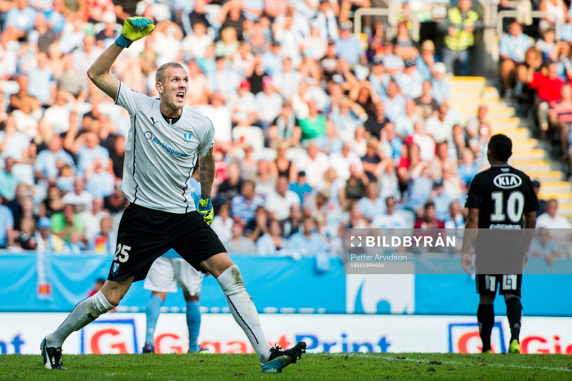 Malmö FFs målvakt Robin Olsen är inte nöjd med sina