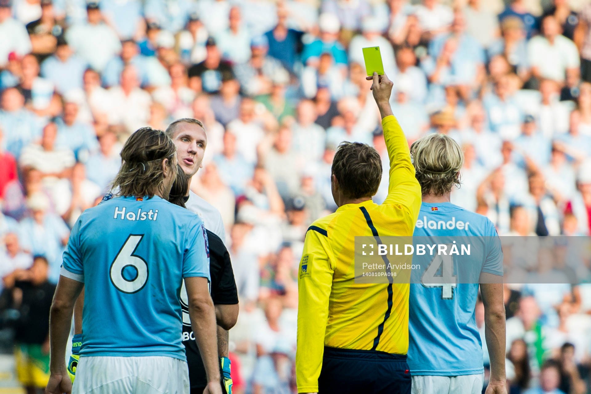 Malmö FFs målvakt Robin Olsen varnas av Domare Markus