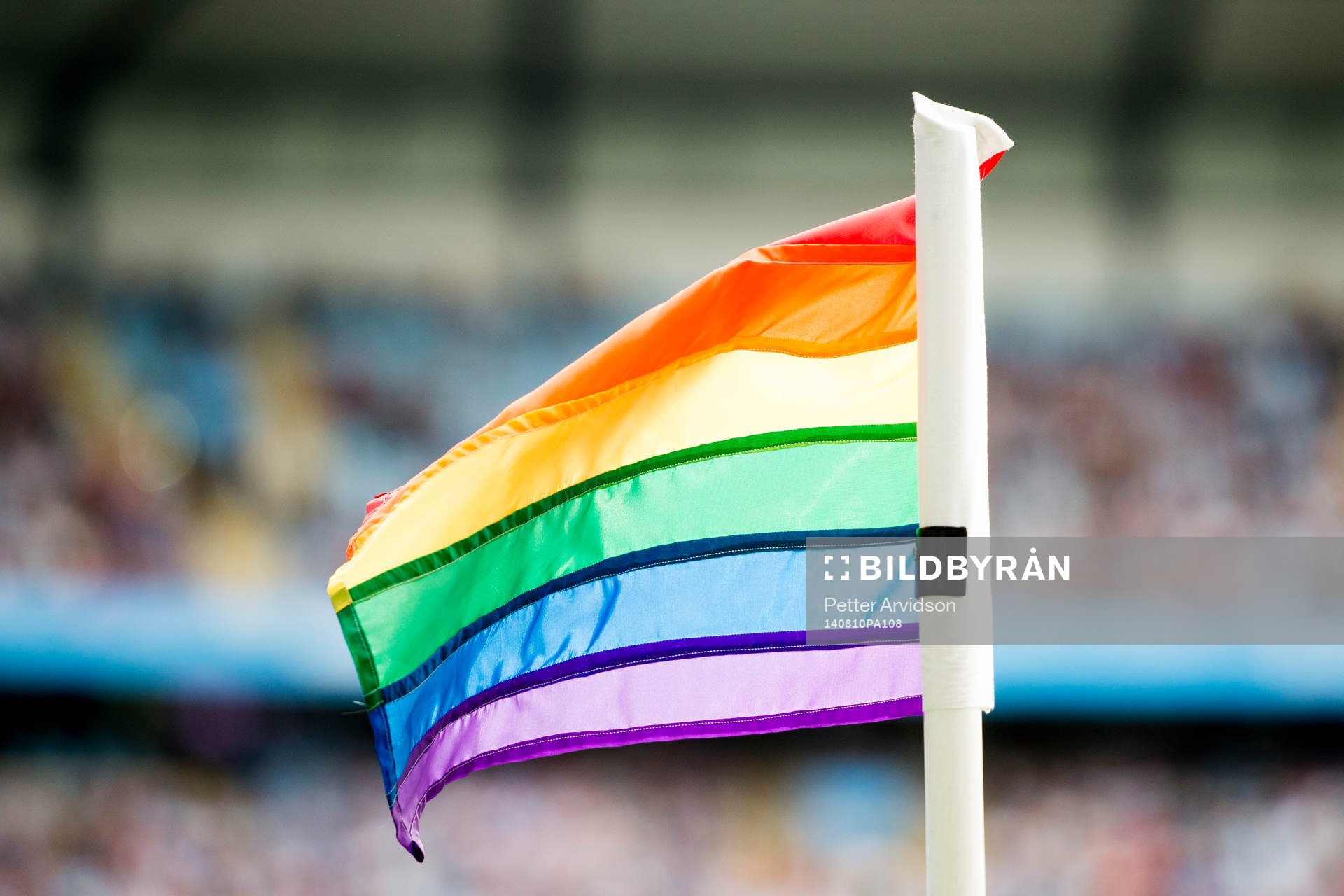 Hörnflaggan i regnbågens färger under fotbollsmatchen i Allsvenskan mellan Malmö FF och IFK Göteborg den 10 augusti 2014 i Malmö.