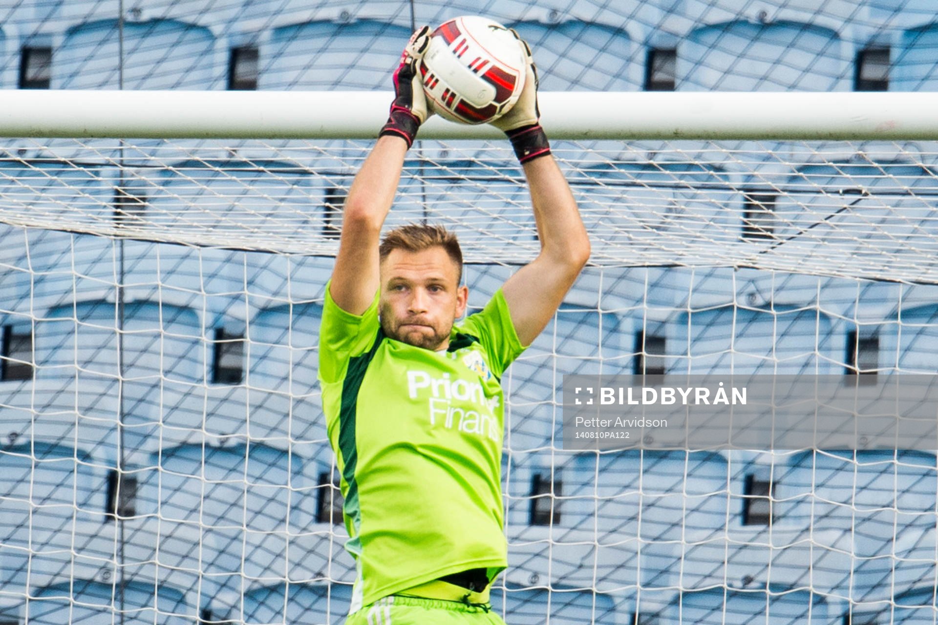 IFK Göteborgs målvakt John Alvbåge under fotbollsmatchen i Allsvenskan mellan Malmö FF och IFK Göteborg den 10 augusti 2014 i Malmö.