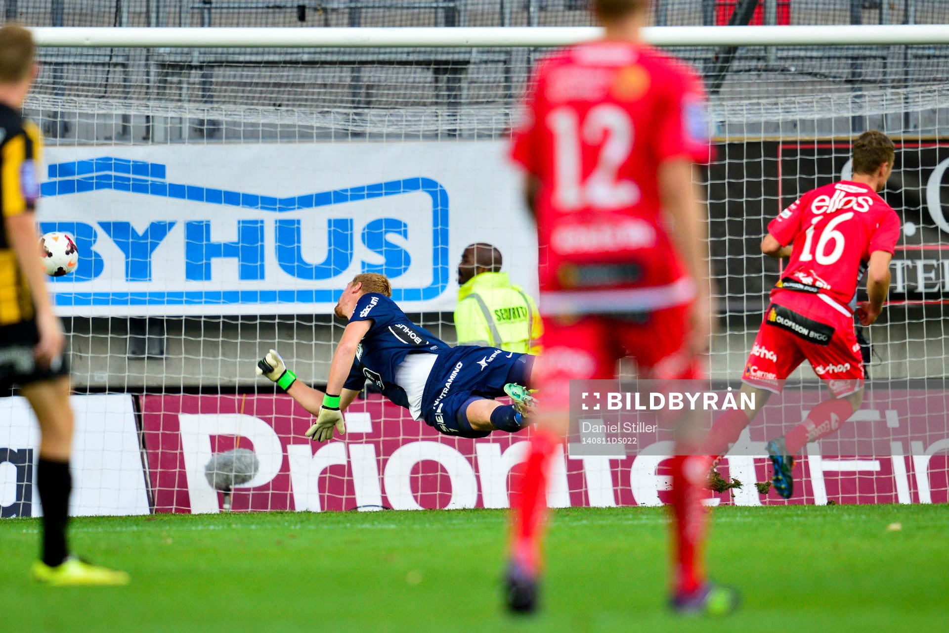 Elfsborgs Viktor Claesson gör 0-2 bakom Häckens målvakt