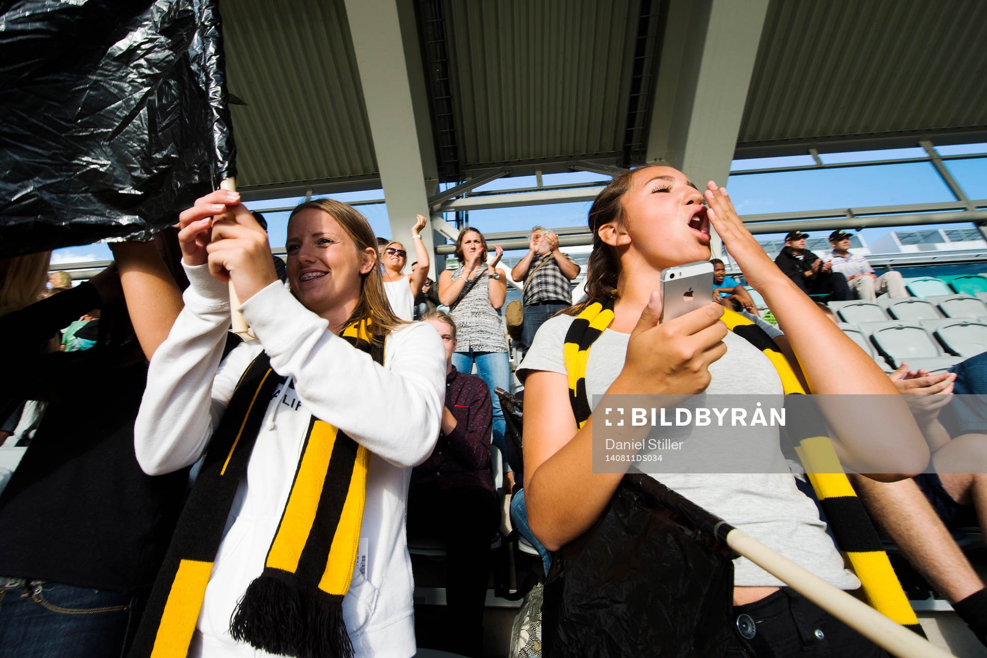 Häckensupportrar på läktaren innan fotbollsmatchen i