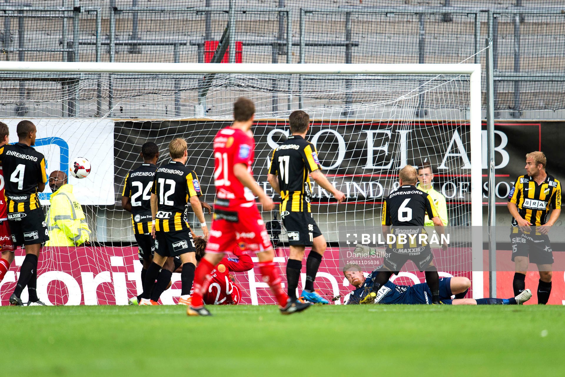 Elfsborgs Viktor Prodell gör 0-1 bakom Häckens målvakt
