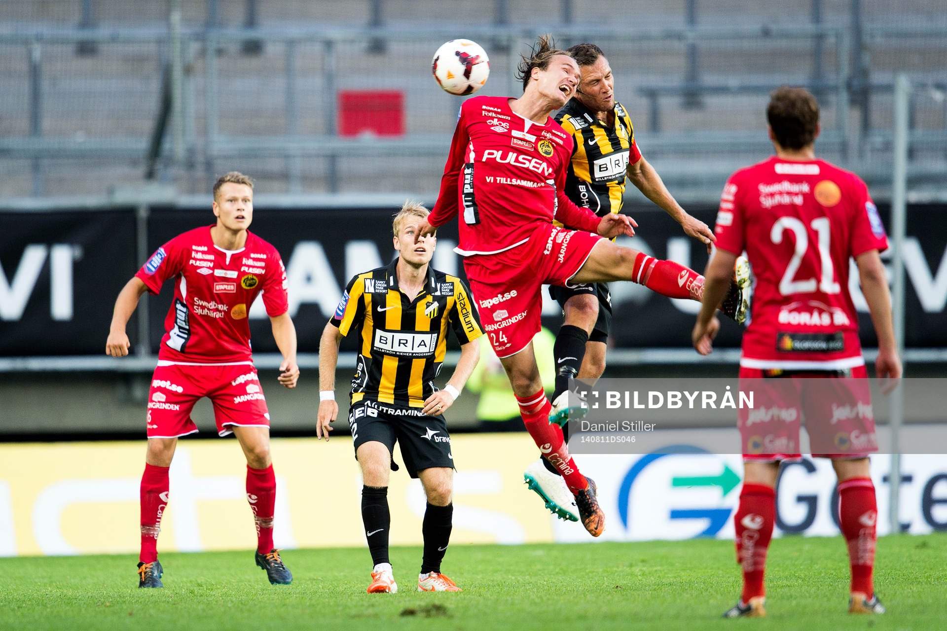 Elfsborgs Viktor Prodell i duell med Häckens Martin Ericsson under fotbollsmatchen i Allsvenskan mellan Häcken och Elfsborg den 11 augusti 2014 i Göteborg.