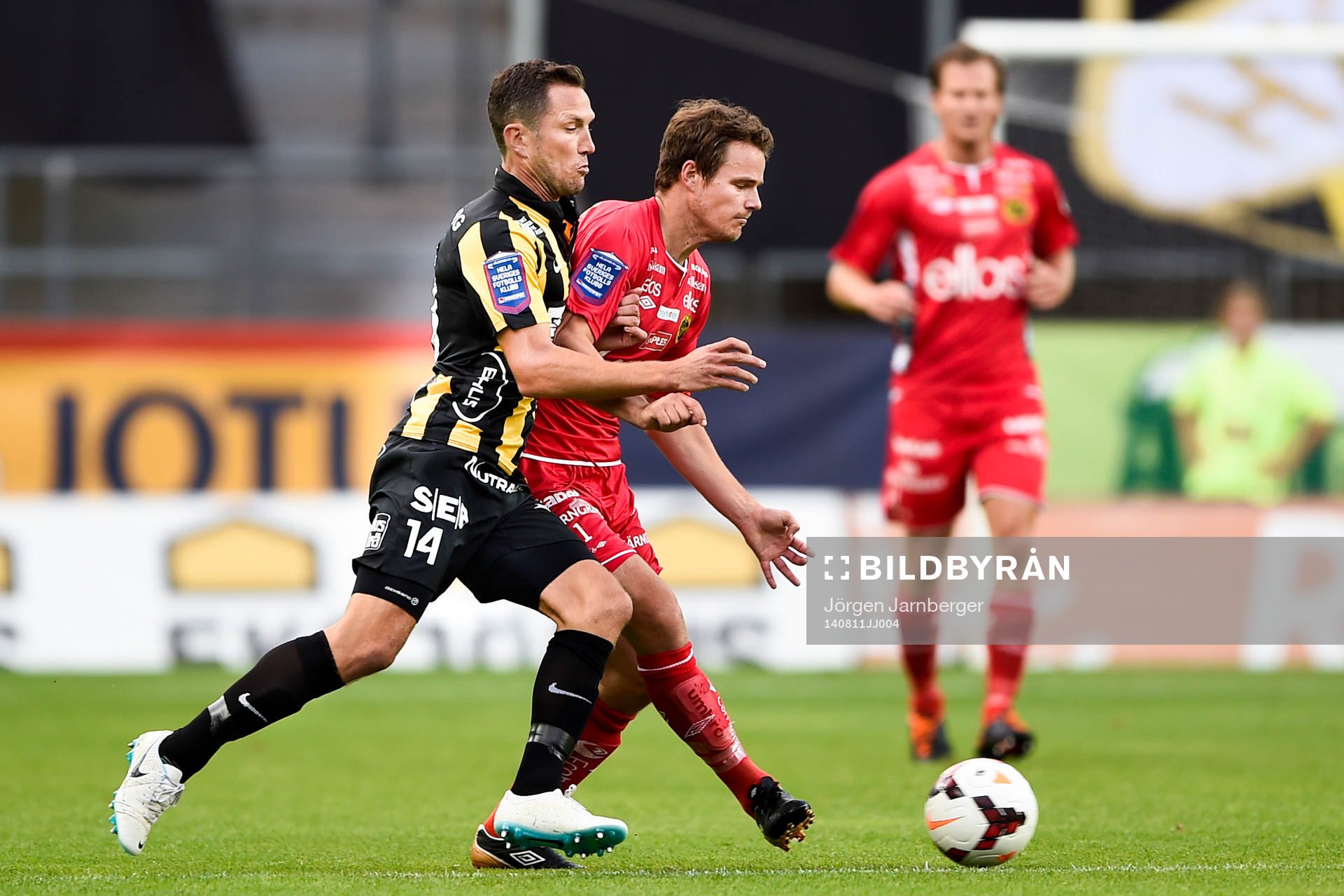 Häckens Martin Ericsson i kamp om bollen med Elfsborgs
