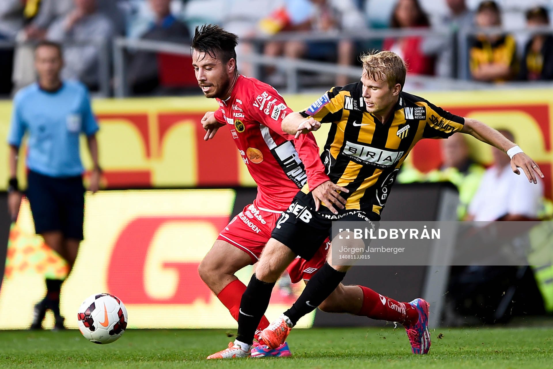 Elfsborgs Mikkel Beckmann i kamp om bollen med Häckens