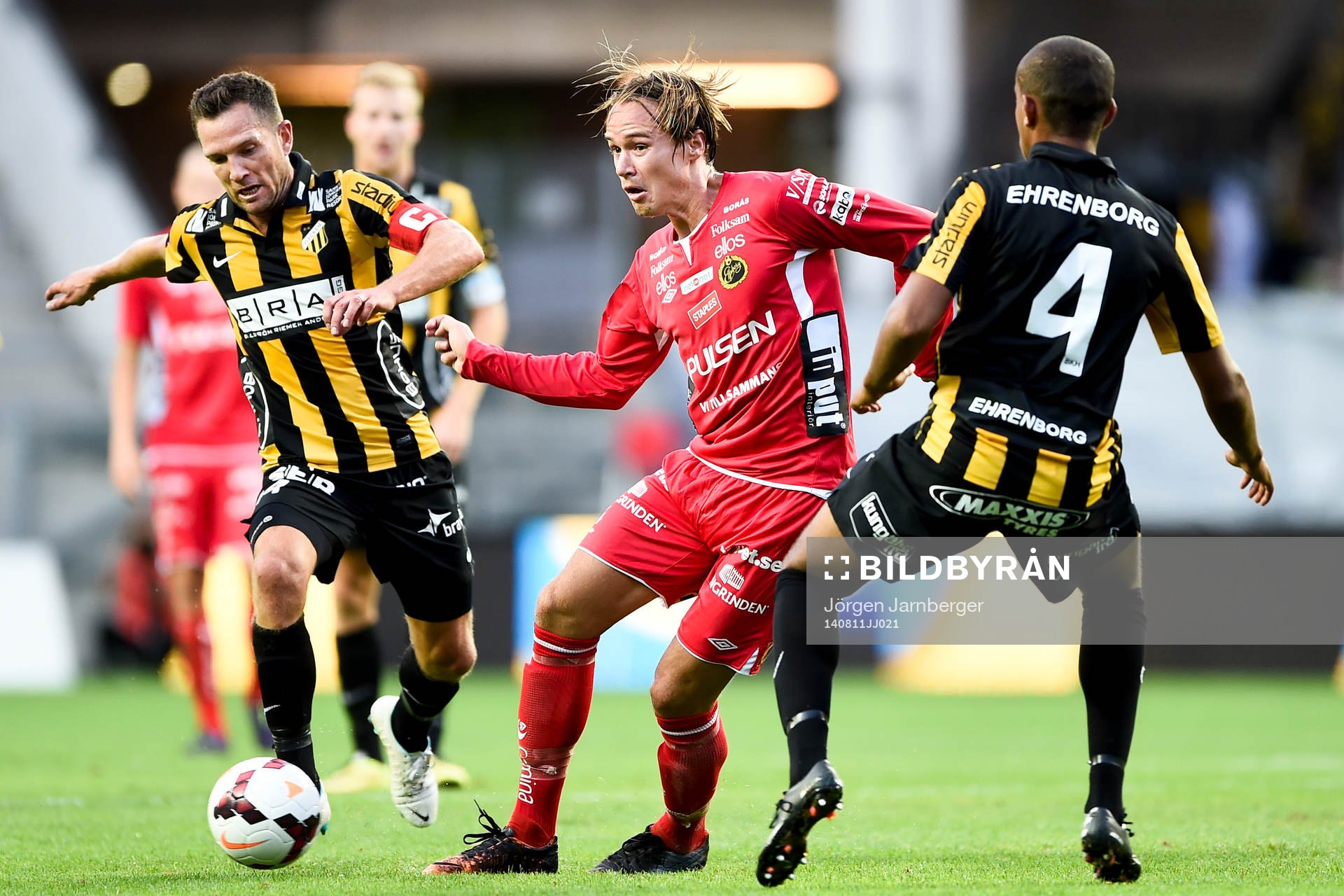 Häckens Martin Ericsson (tv) och Walid Atta i kamp med Elfsborgs Viktor Prodell under fotbollsmatchen i Allsvenskan mellan Häcken och Elfsborg den 11 augusti 2014 i Göteborg.