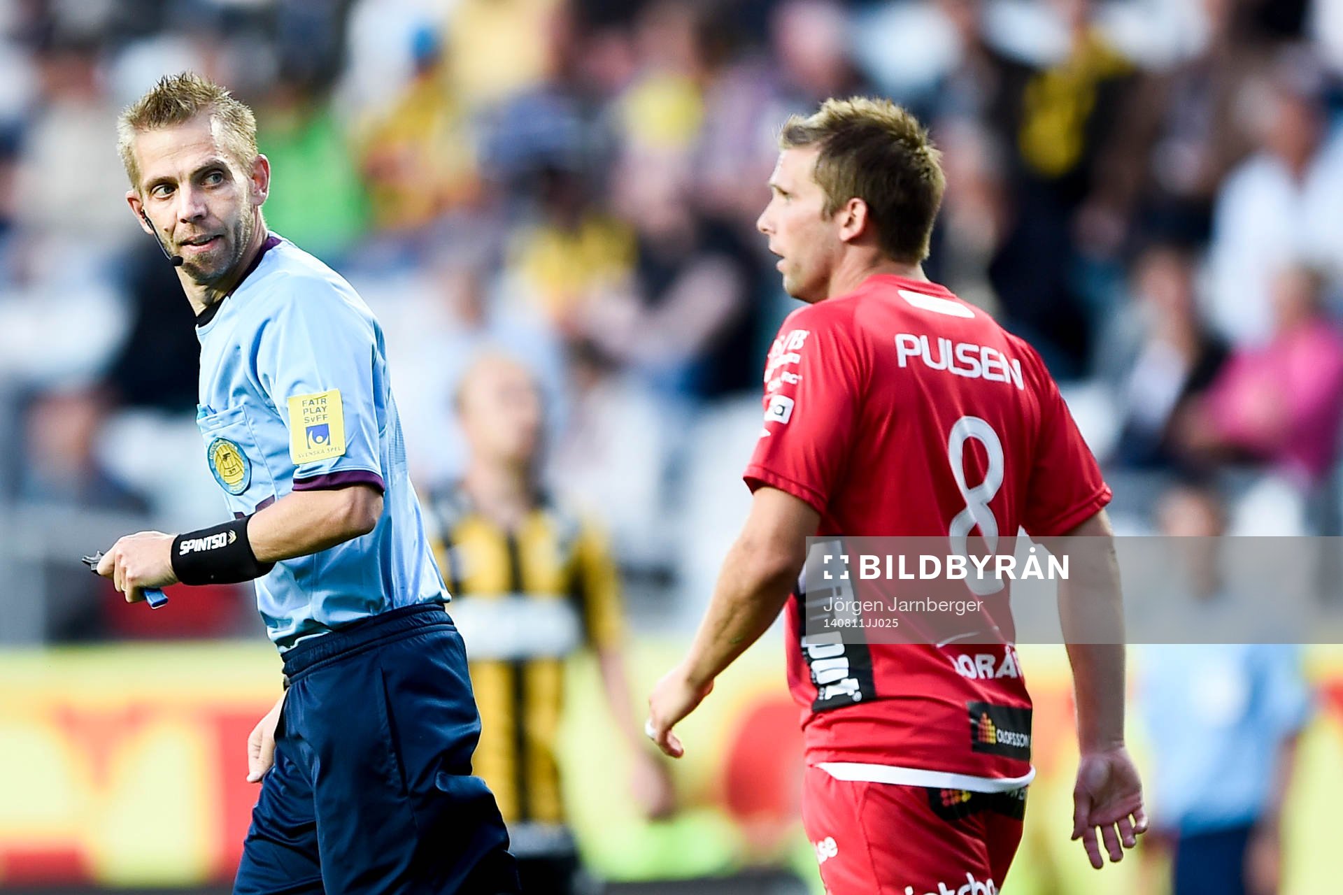 Domare Johan Hamlin och Elfsborgs Anders Svensson under fotbollsmatchen i Allsvenskan mellan Häcken och Elfsborg den 11 augusti 2014 i Göteborg.