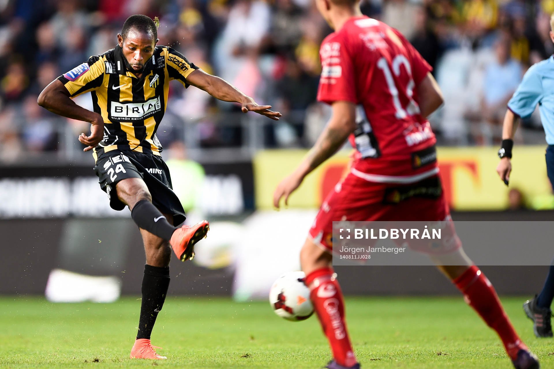 Häckens Rene Makondele testar skott