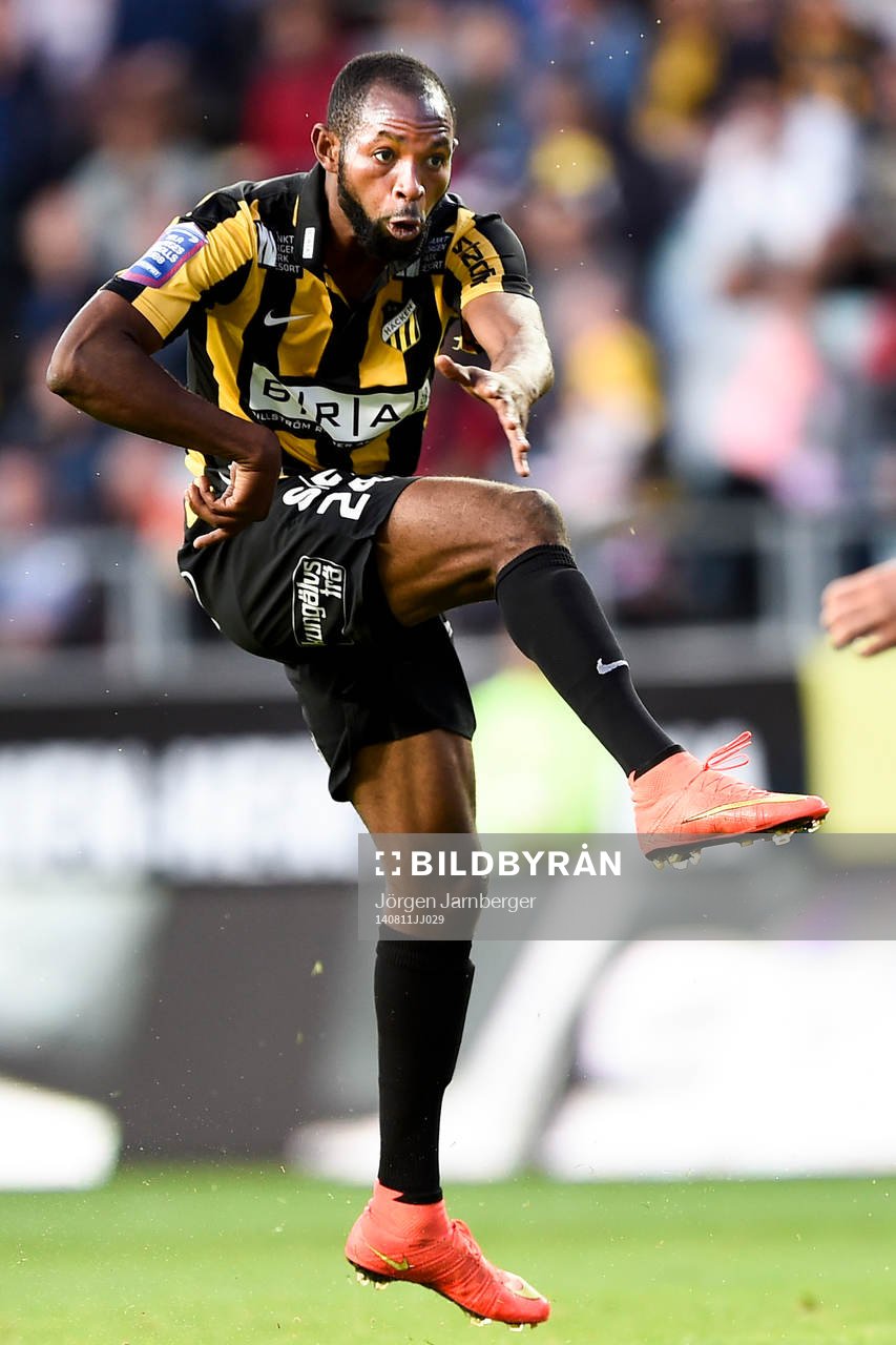 Häckens Rene Makondele testar skott