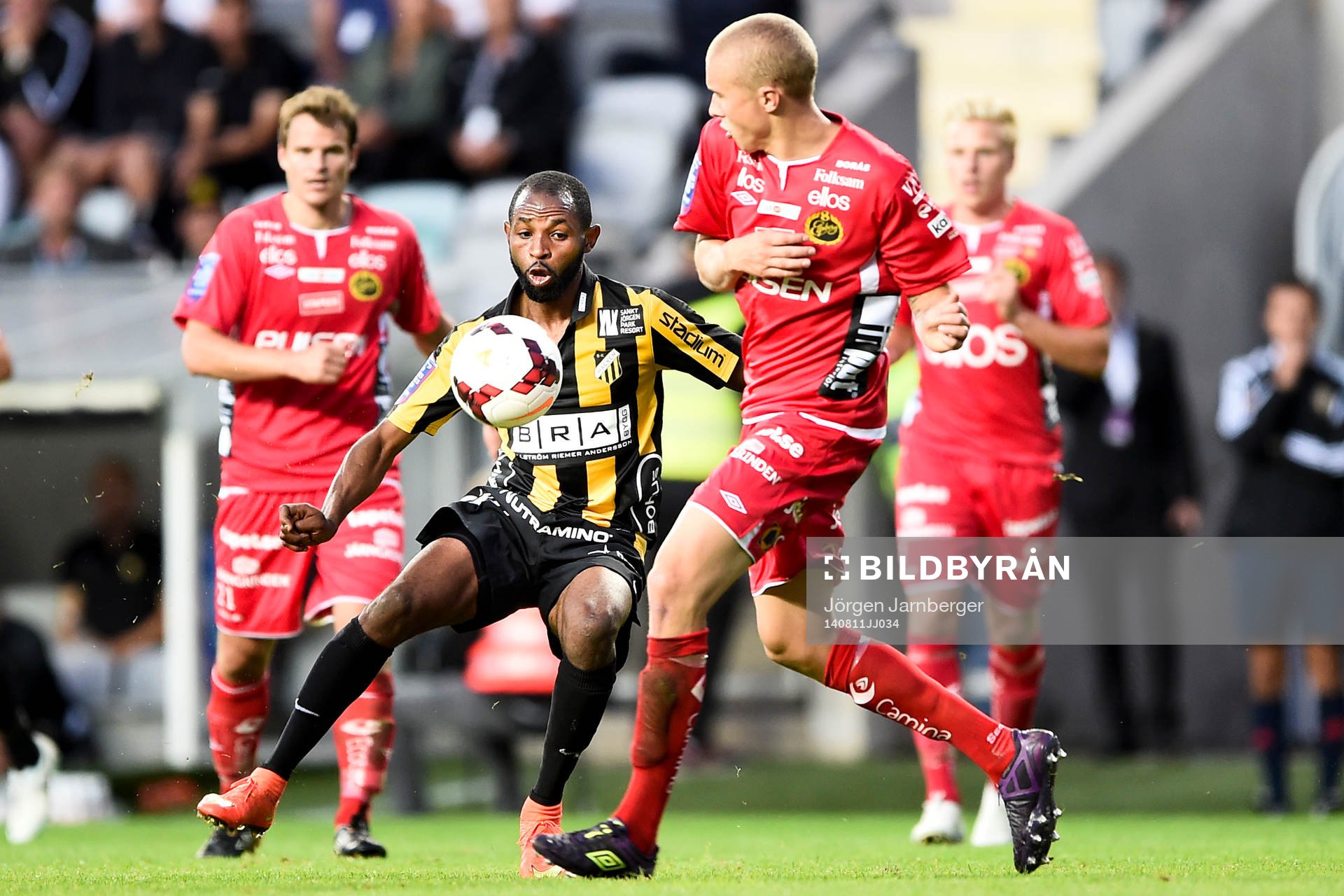 Häckens Rene Makondele tar sig förbi Elfsborgs Sebastian Holmén under fotbollsmatchen i Allsvenskan mellan Häcken och Elfsborg den 11 augusti 2014 i Göteborg.