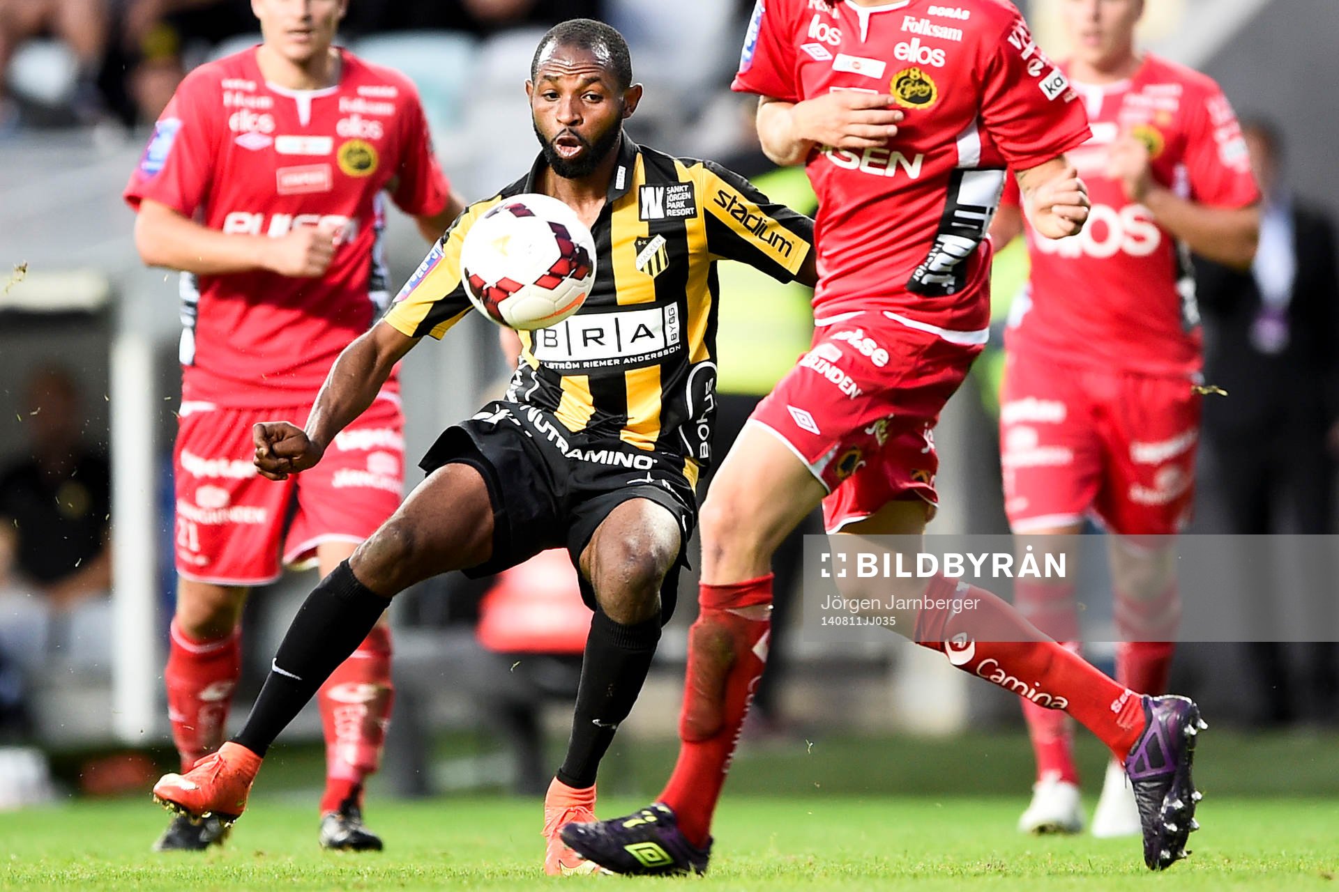 Häckens Rene Makondele tar sig förbi Elfsborgs Sebastian Holmén under fotbollsmatchen i Allsvenskan mellan Häcken och Elfsborg den 11 augusti 2014 i Göteborg.